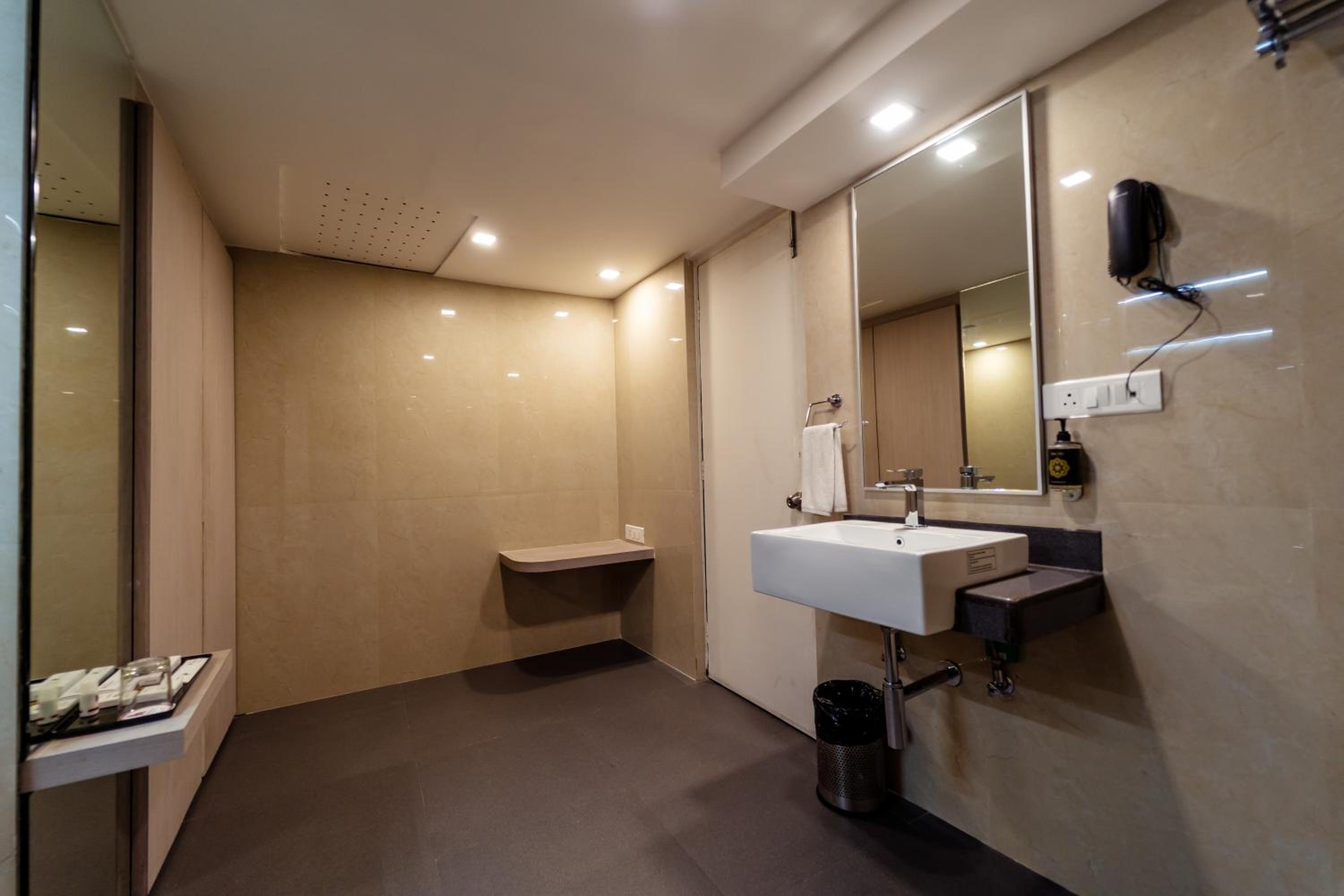 Suite - Photo 9
