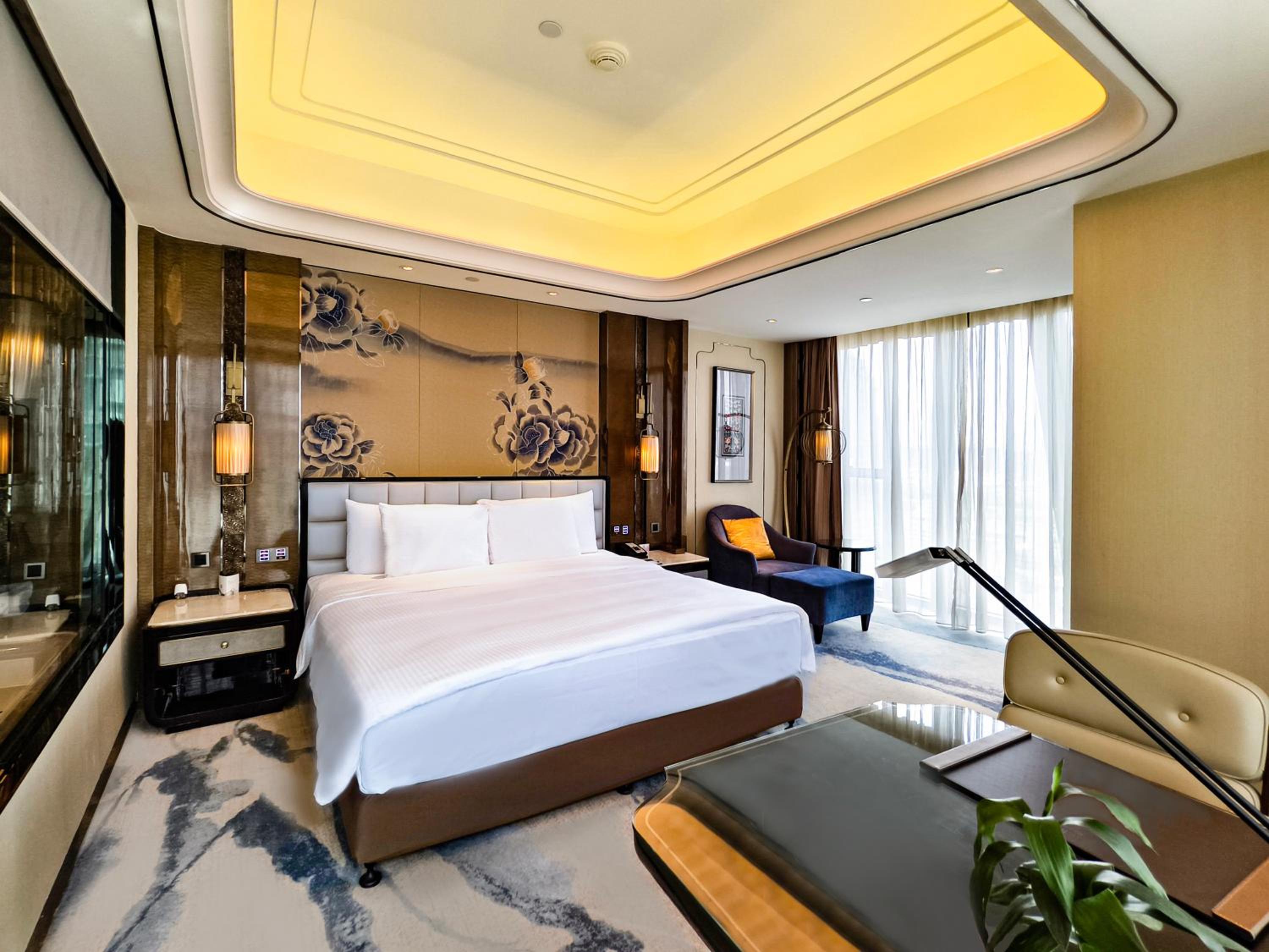 Grand Exective King Room【Two floor-to-ceiling Windows+65 inchesProject to a high-definition TV】 photo 1