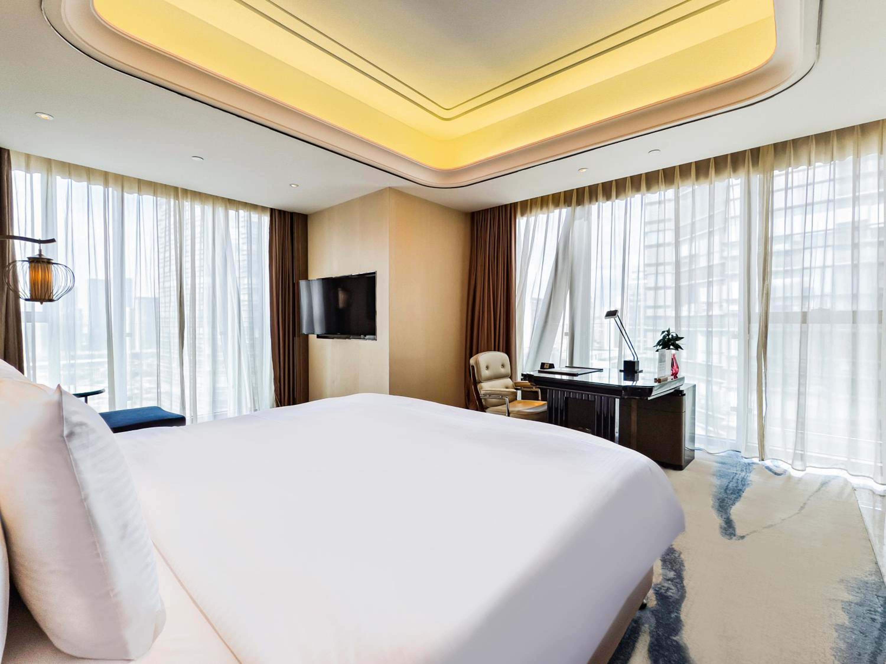 Grand Exective King Room【Two floor-to-ceiling Windows+65 inchesProject to a high-definition TV】 photo 2