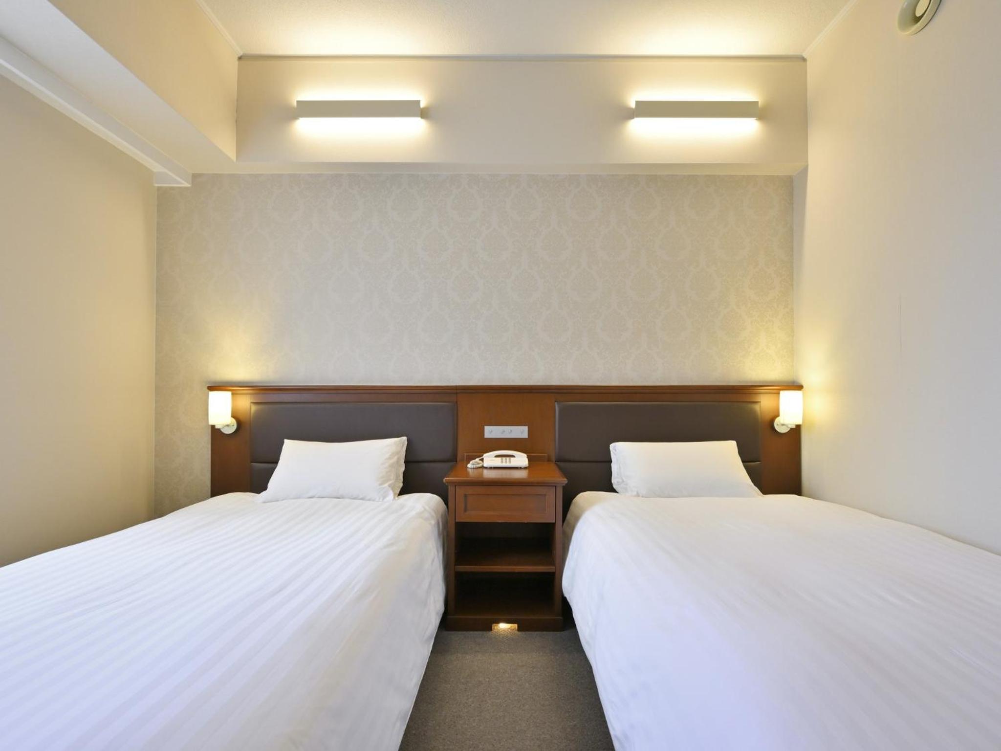 Economy Twin Room - Smoking photo 3