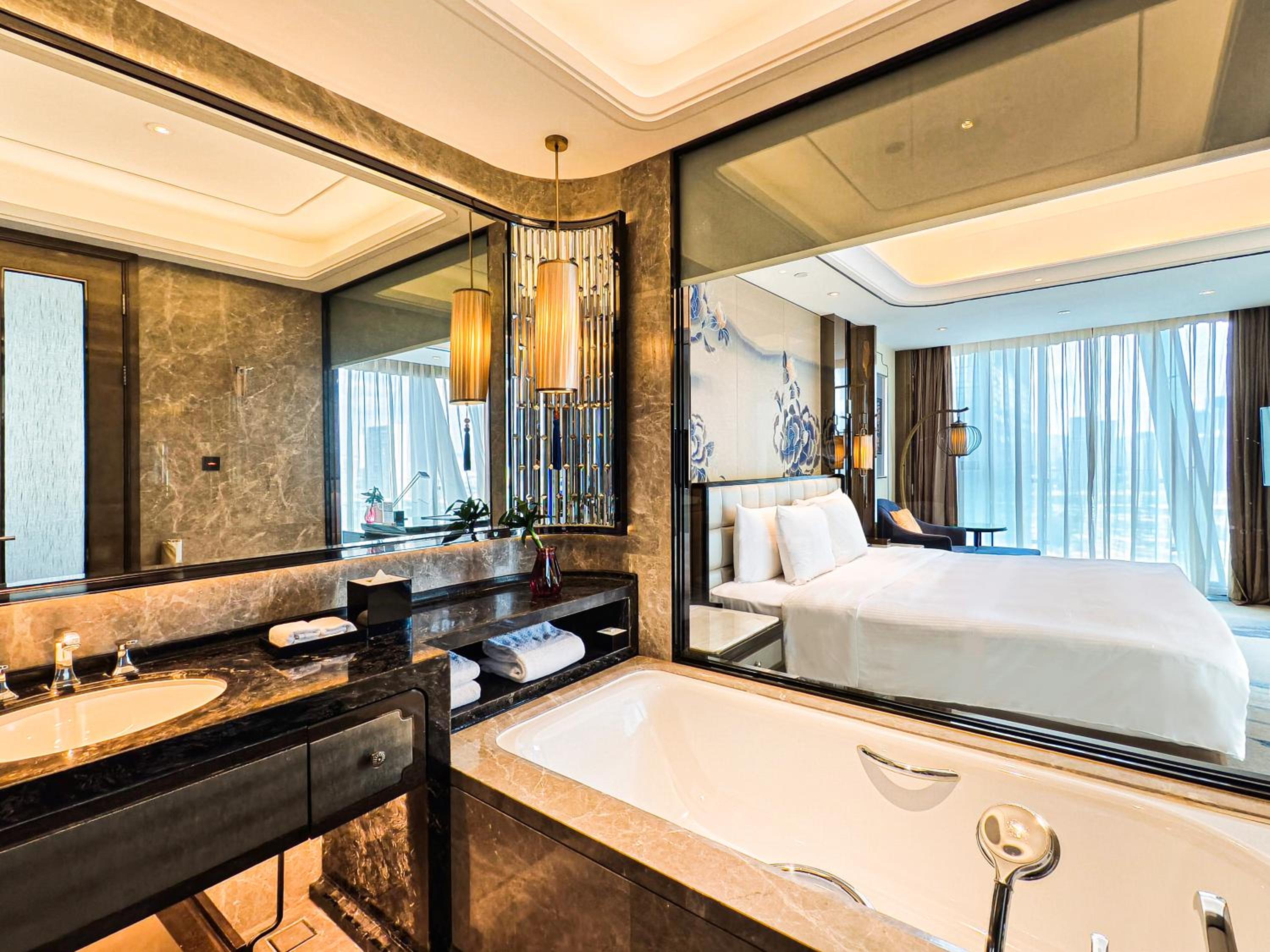 Grand Exective King Room【Two floor-to-ceiling Windows+65 inchesProject to a high-definition TV】 photo 3