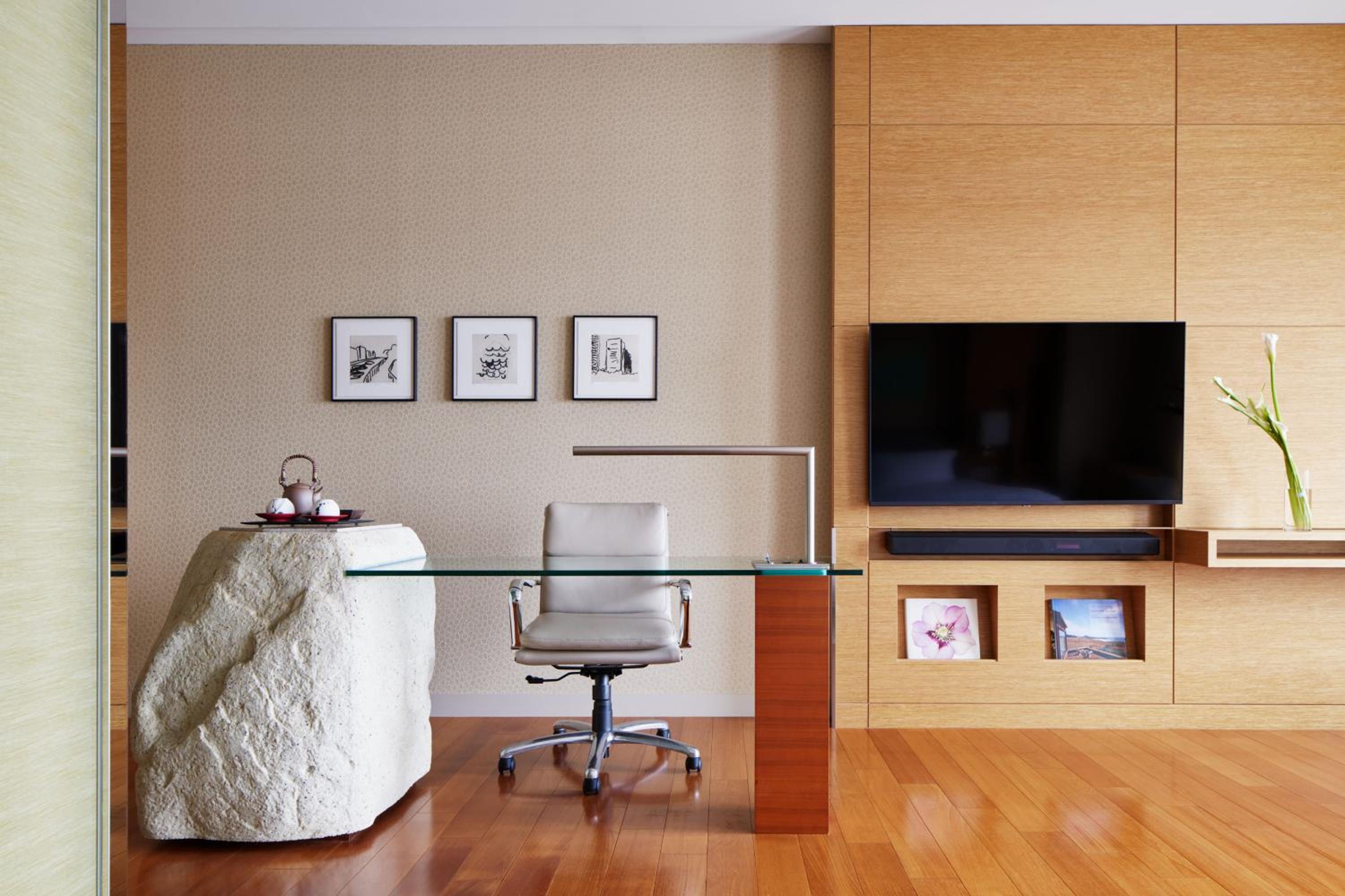 Premium King Room - Photo 6