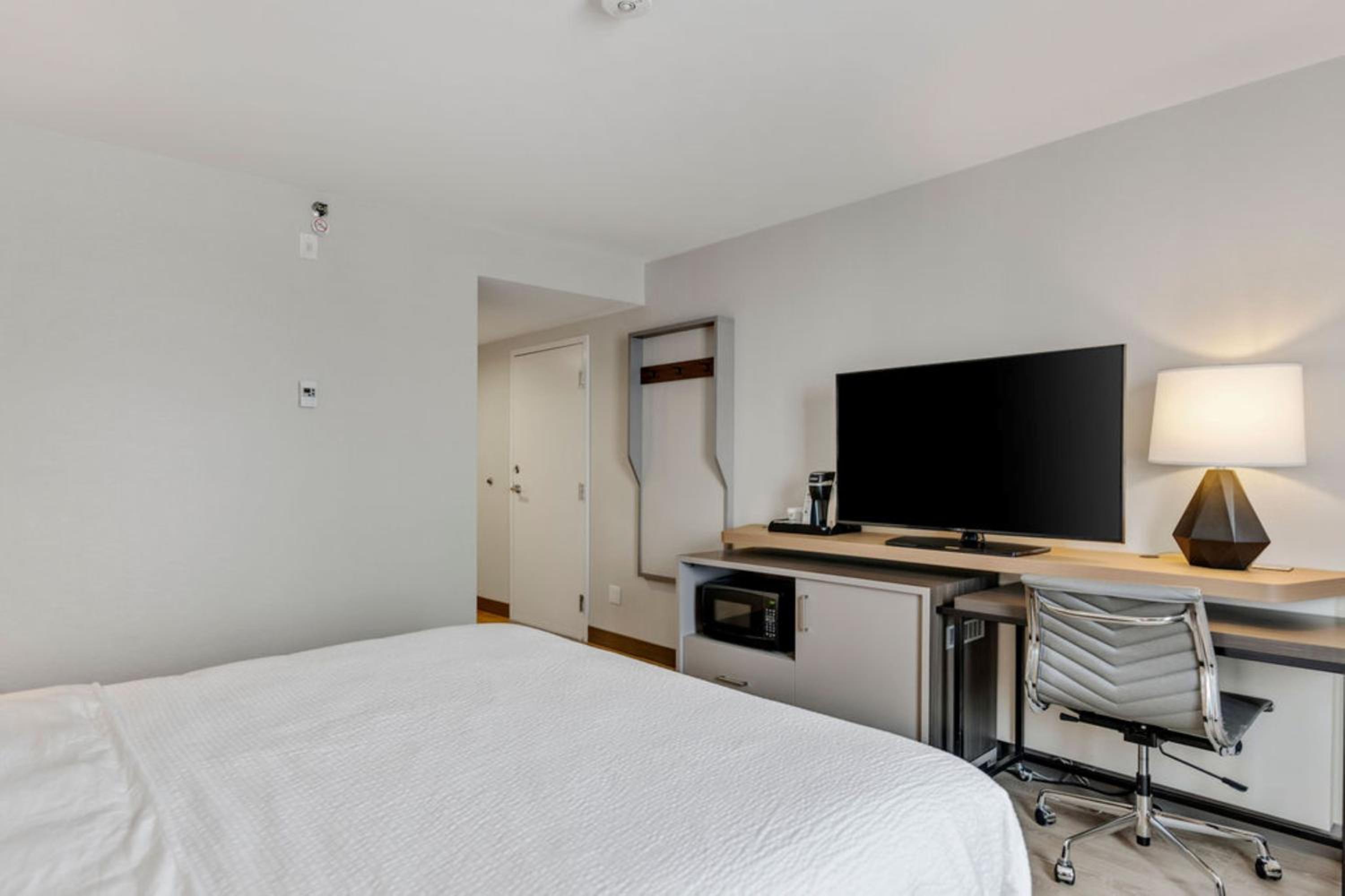 King Room with Accessible Tub - Mobility Access