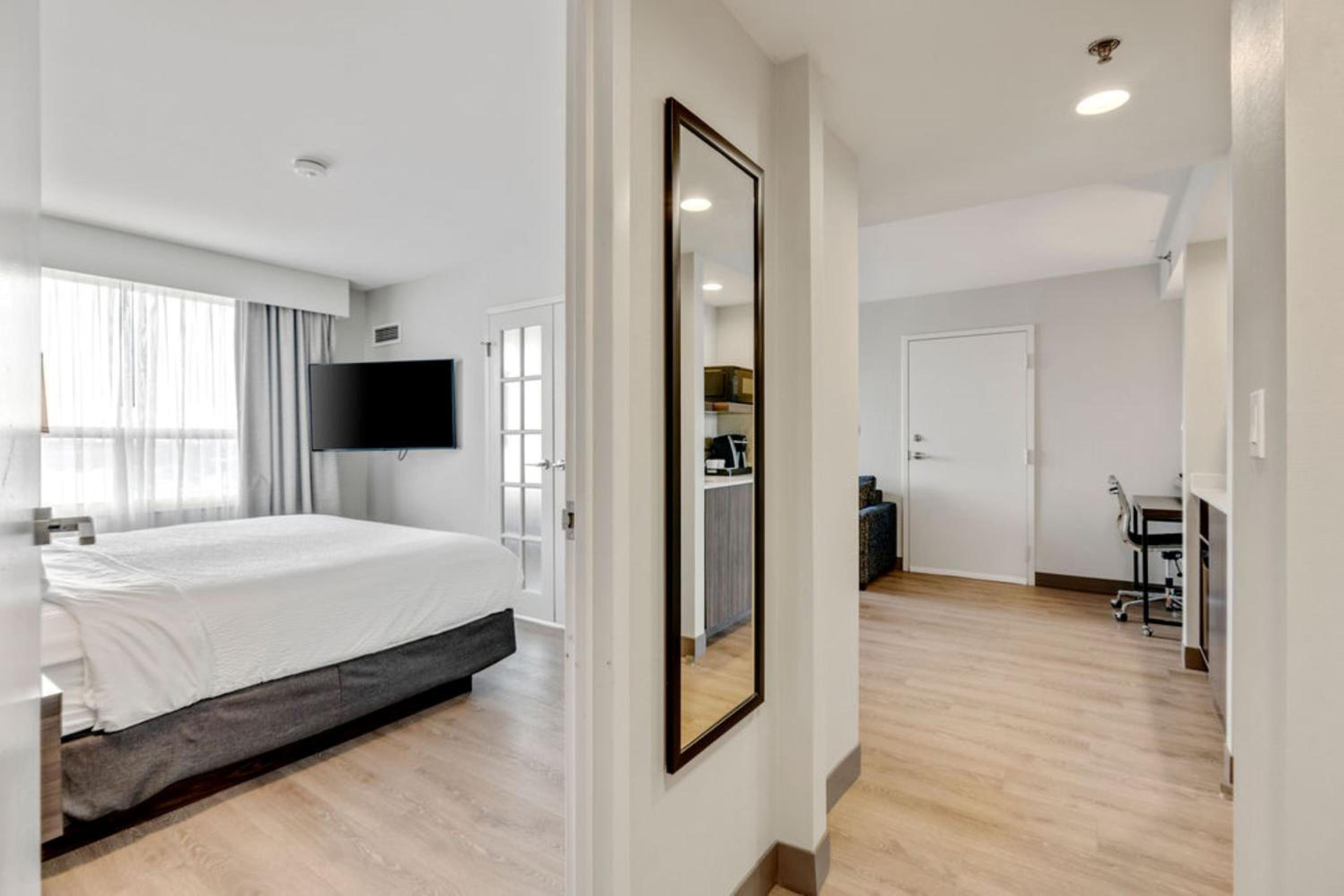 Corner King Suite with Sofa Bed - Photo 15