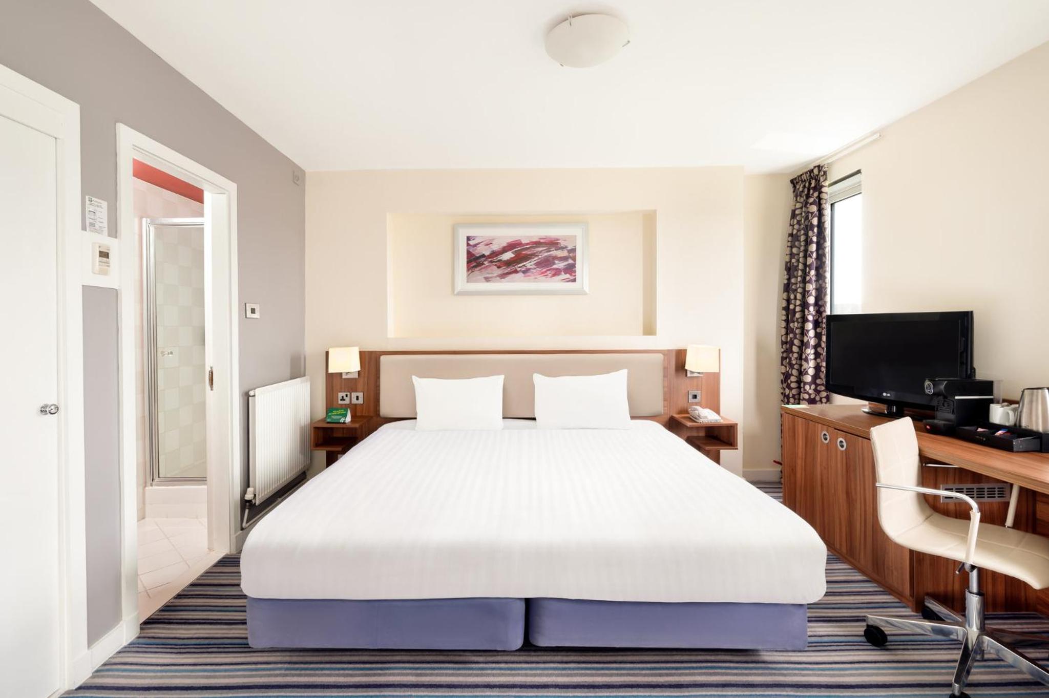 One-Bedroom Queen Suite - Photo 4