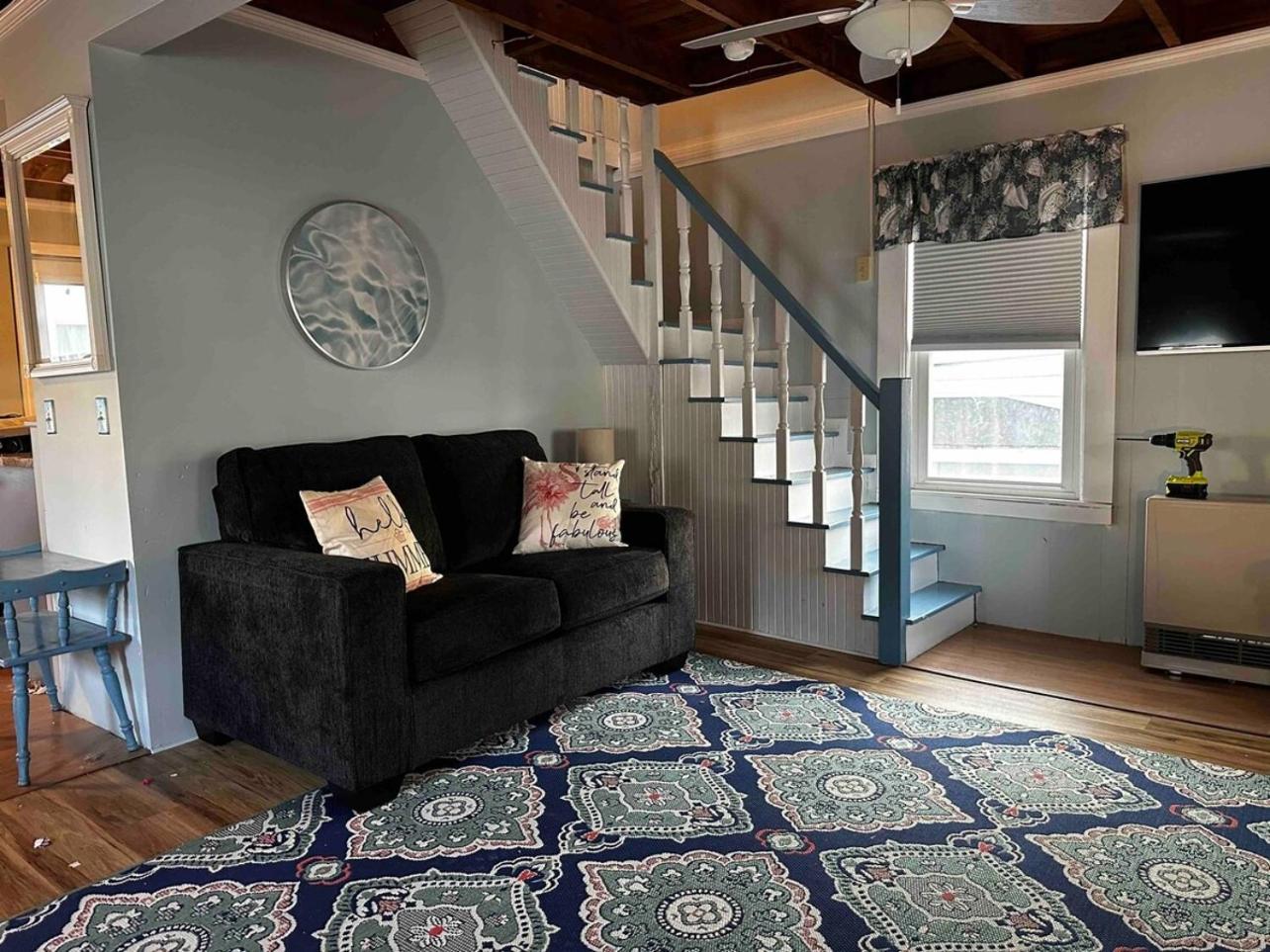Six-Bedroom House photo 3