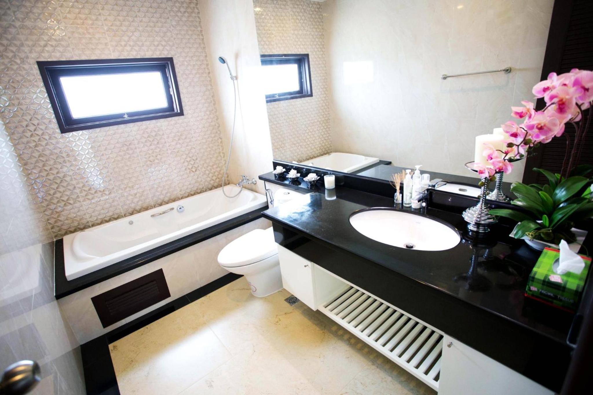 Three-Bedroom Villa - Photo 7