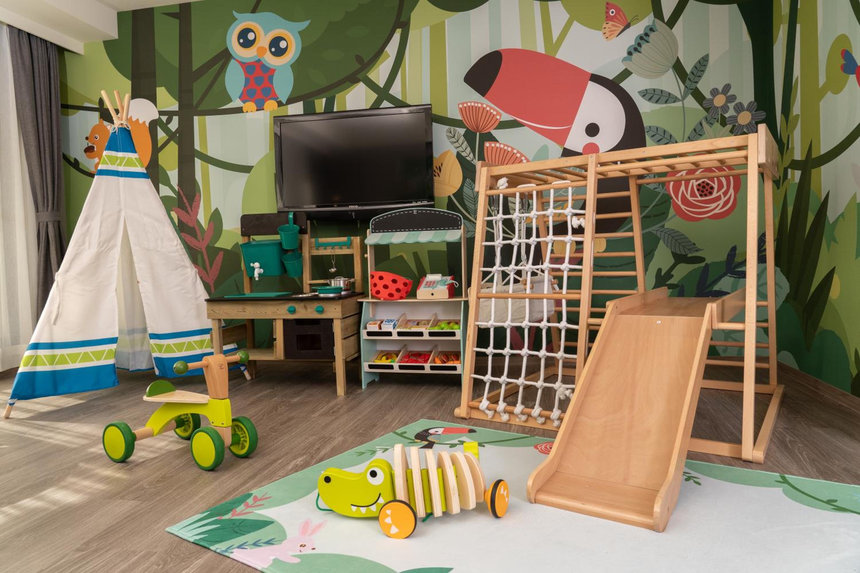 Kid-themed Family Room photo 3