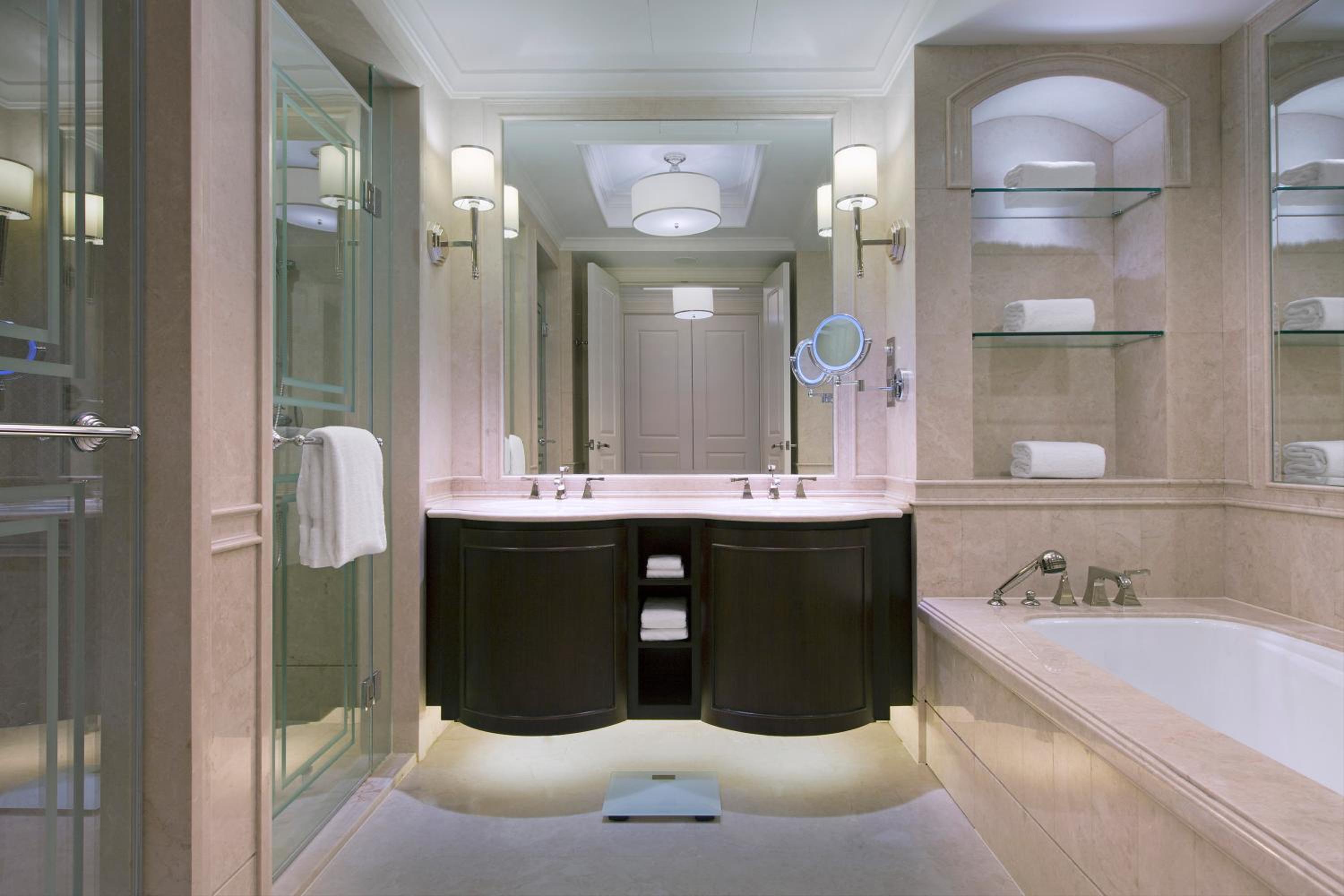 Premier King Room - Photo 1