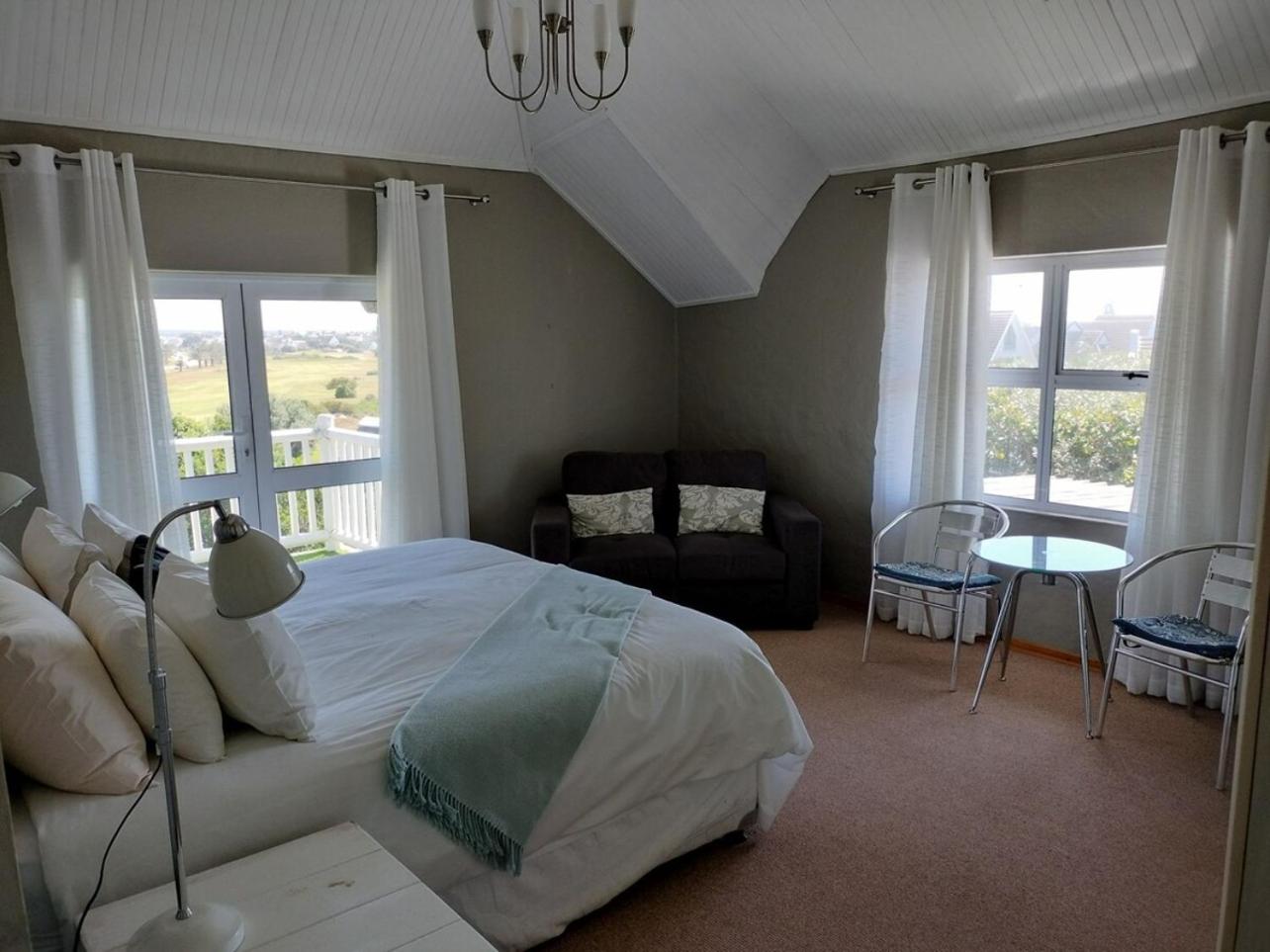 Five-Bedroom House photo 1