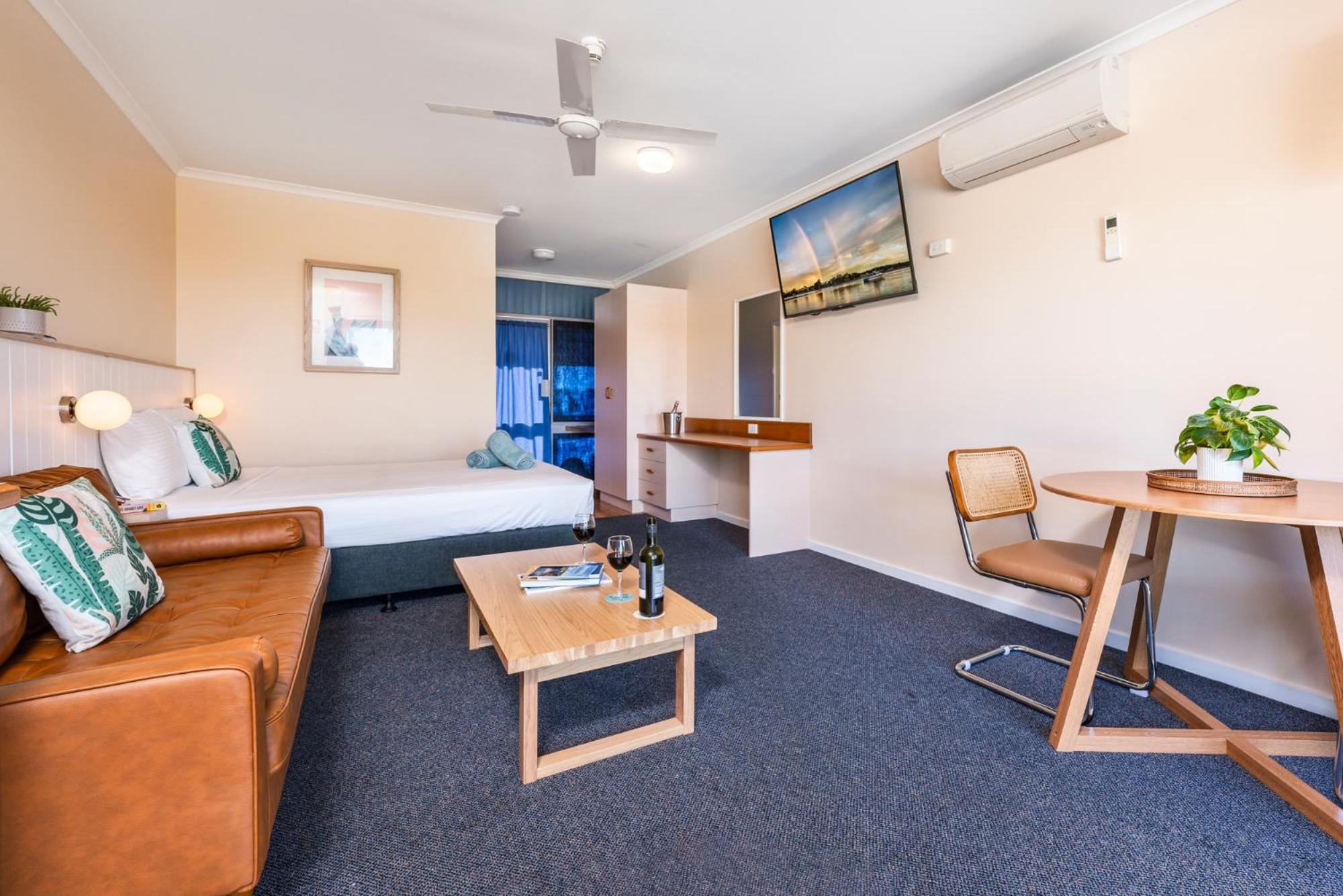 Deluxe Queen Room with Pool View
