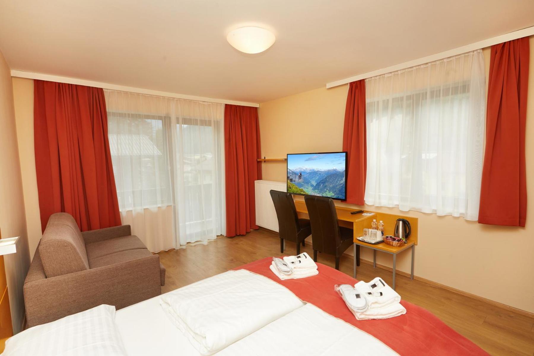 Double Room with Balcony and Mountain View photo 3