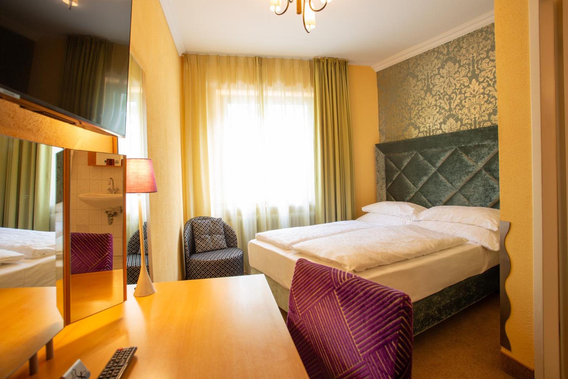Budget Double Room - Photo 1