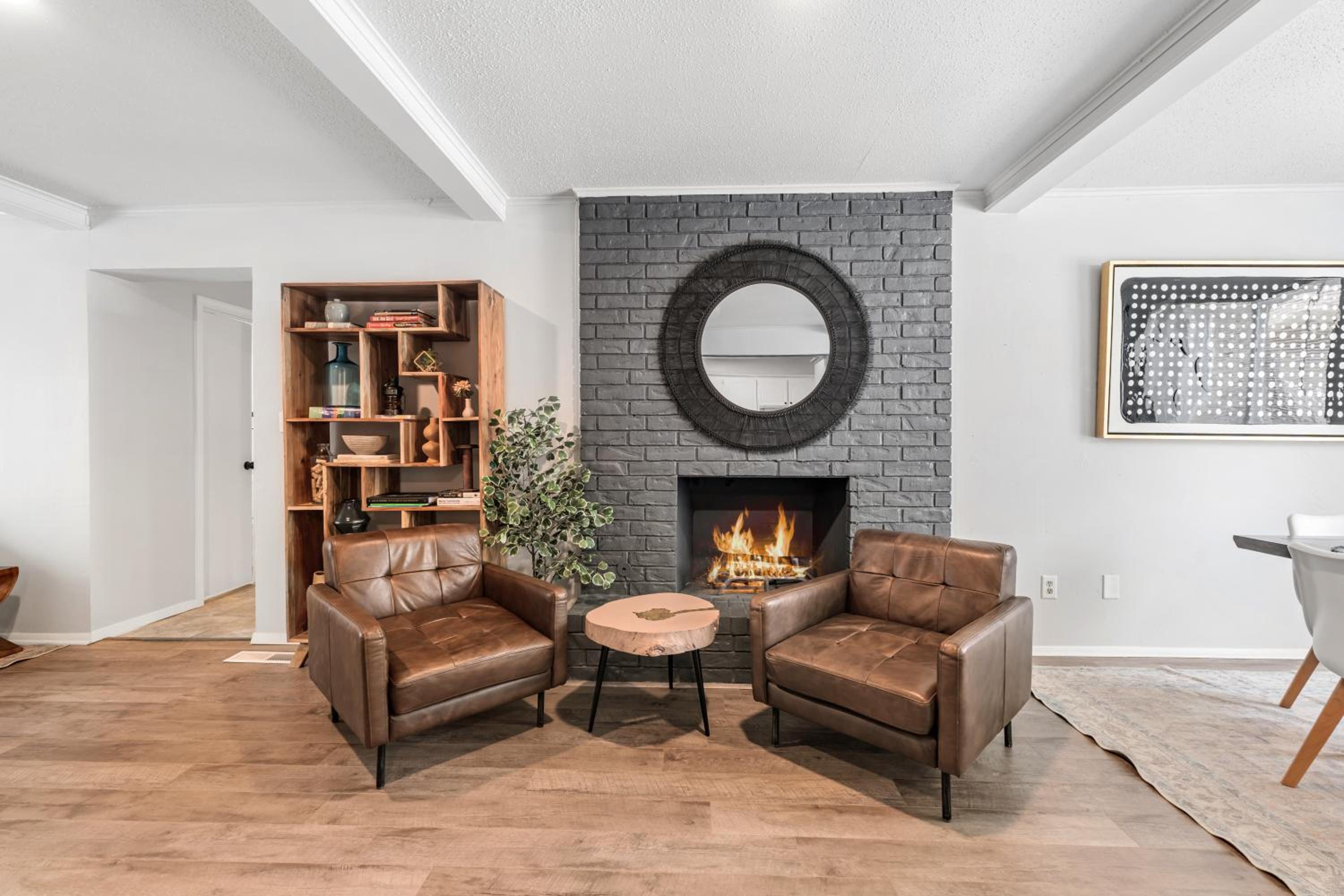 Eight-Bedroom House photo 1