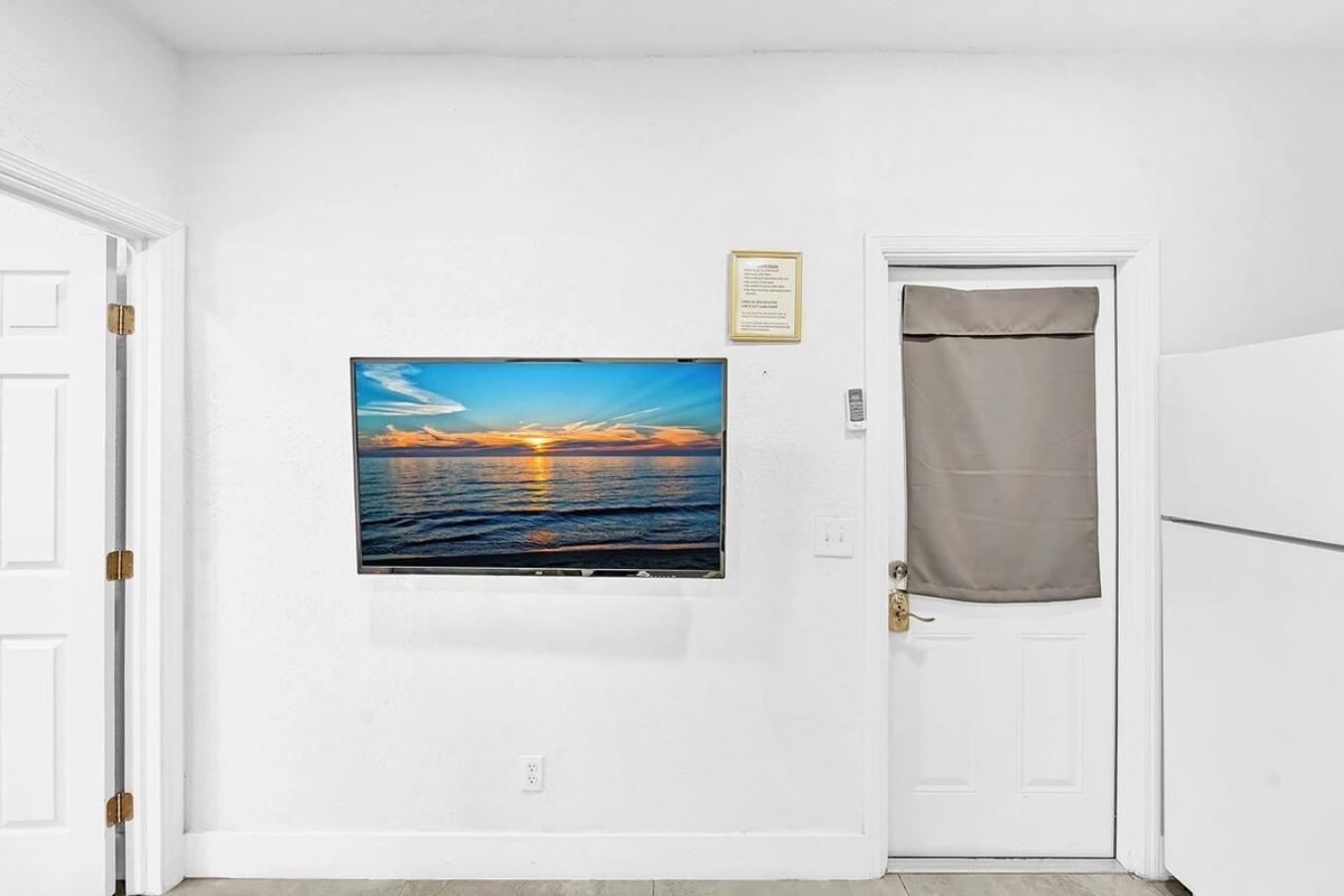 One-Bedroom House - Photo 26