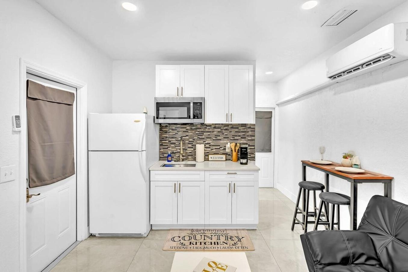 One-Bedroom House - Photo 29