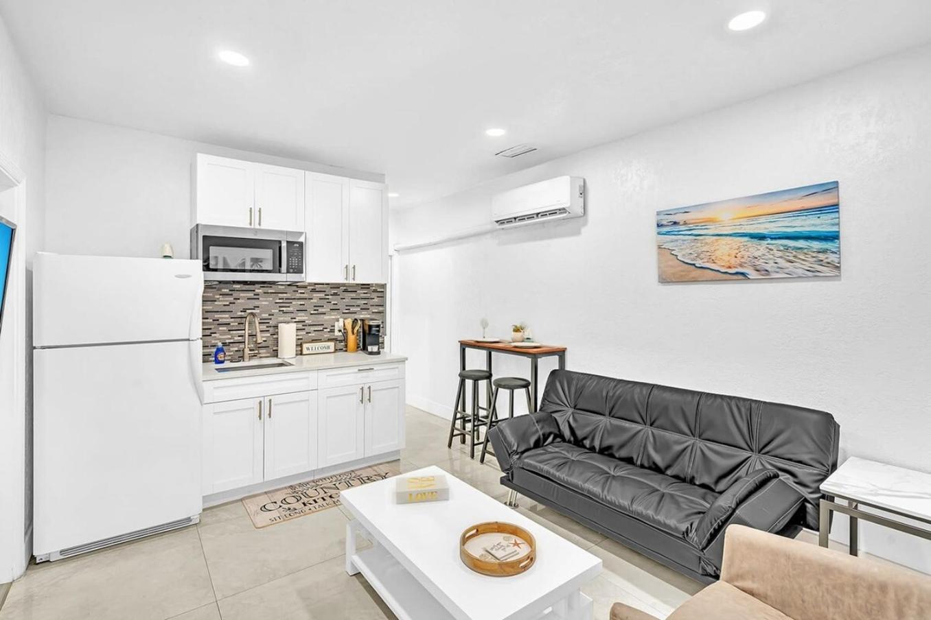 One-Bedroom House - Photo 28