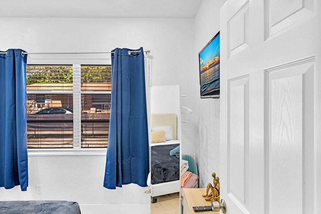 One-Bedroom House - Photo 35