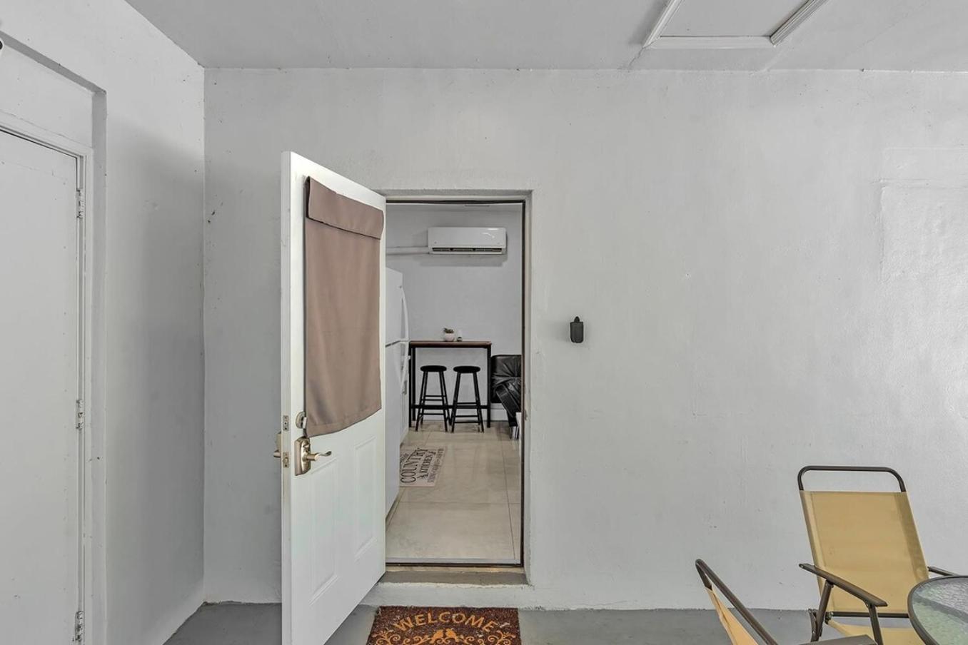One-Bedroom House - Photo 8