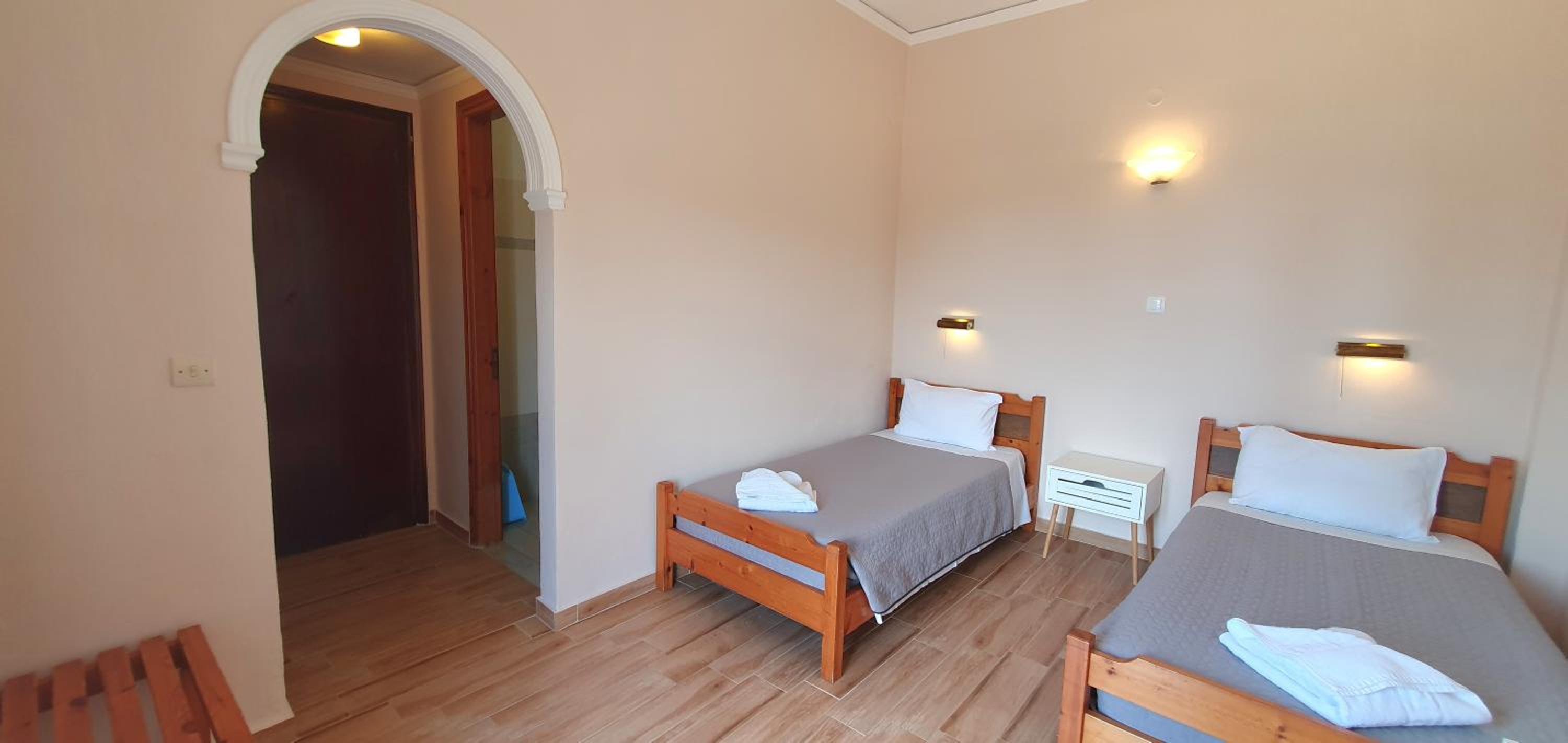 Budget Double Room - Photo 12