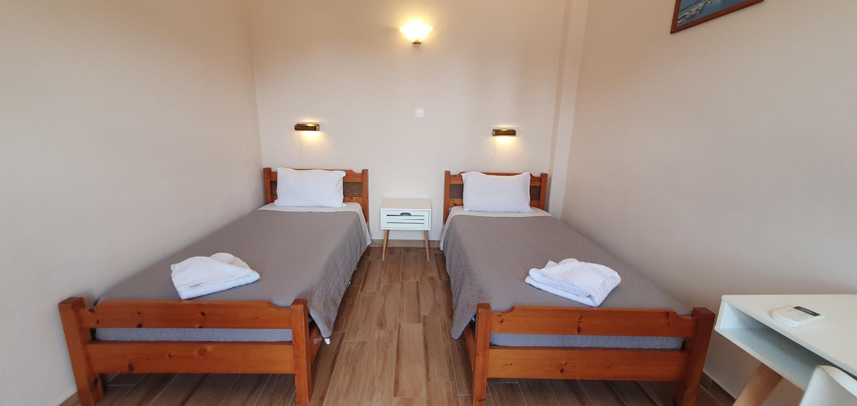 Budget Double Room - Photo 11