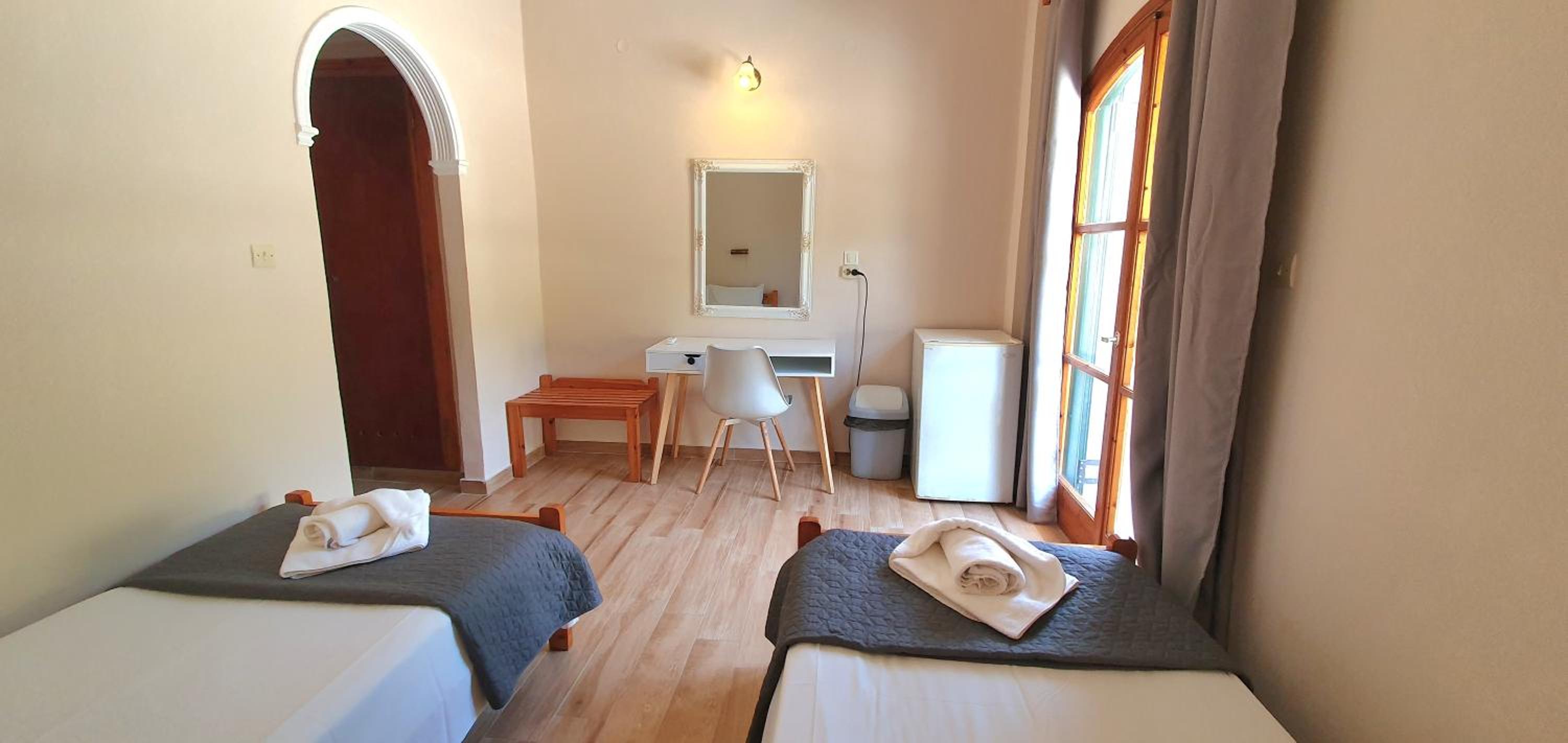 Budget Double Room - Photo 10