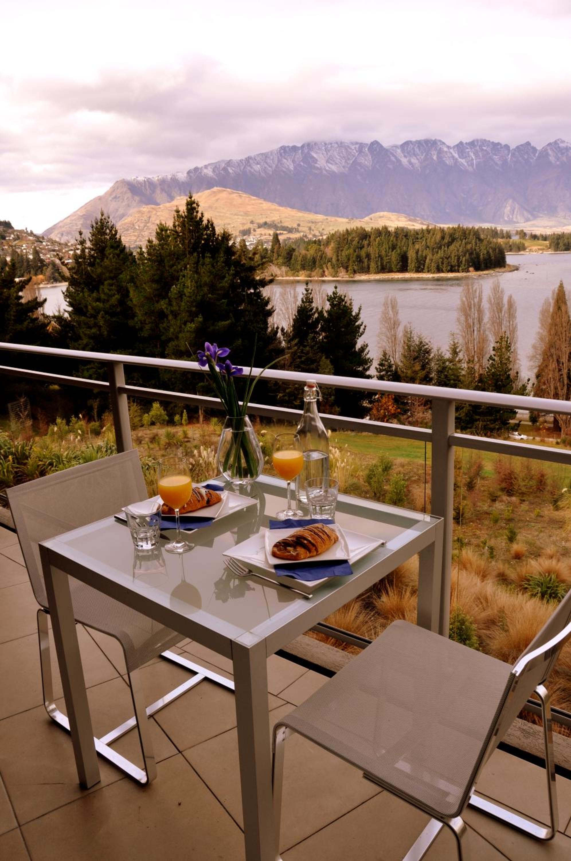 One Bedroom Apartment with Lake View - Photo 8