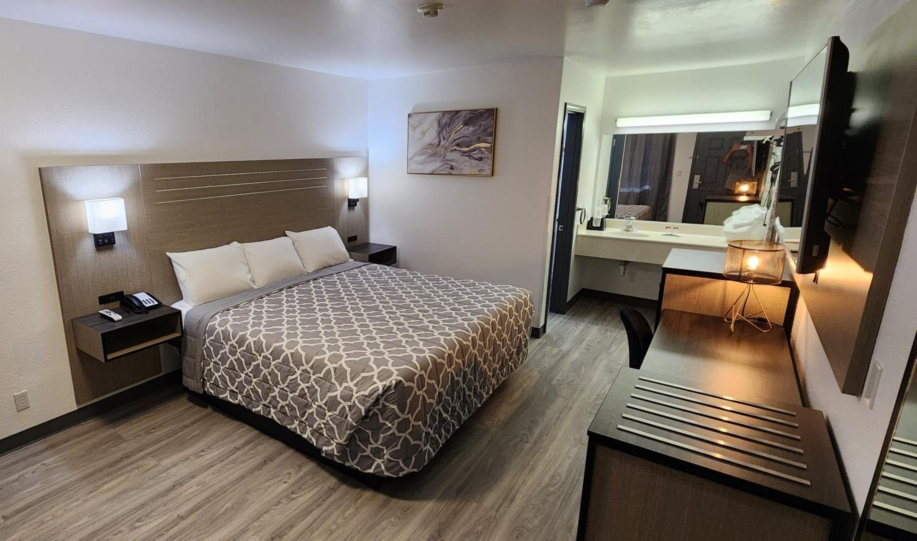 King Room - Non-Smoking - Photo 4