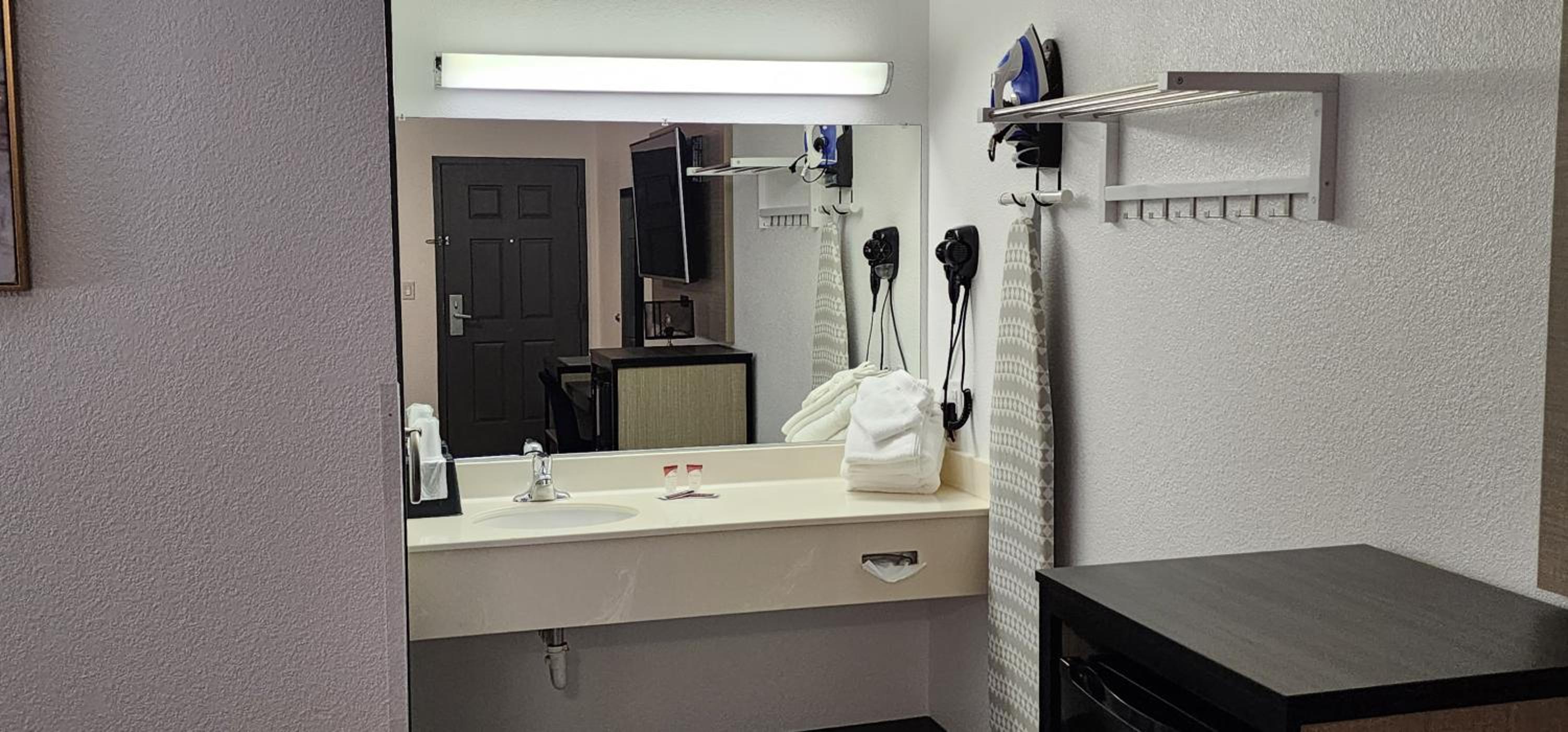 King Room - Non-Smoking - Photo 3