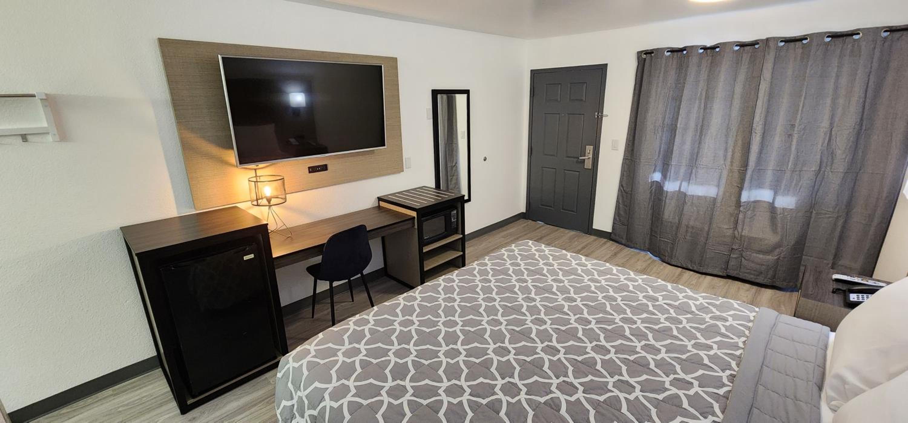 King Room - Non-Smoking - Photo 2