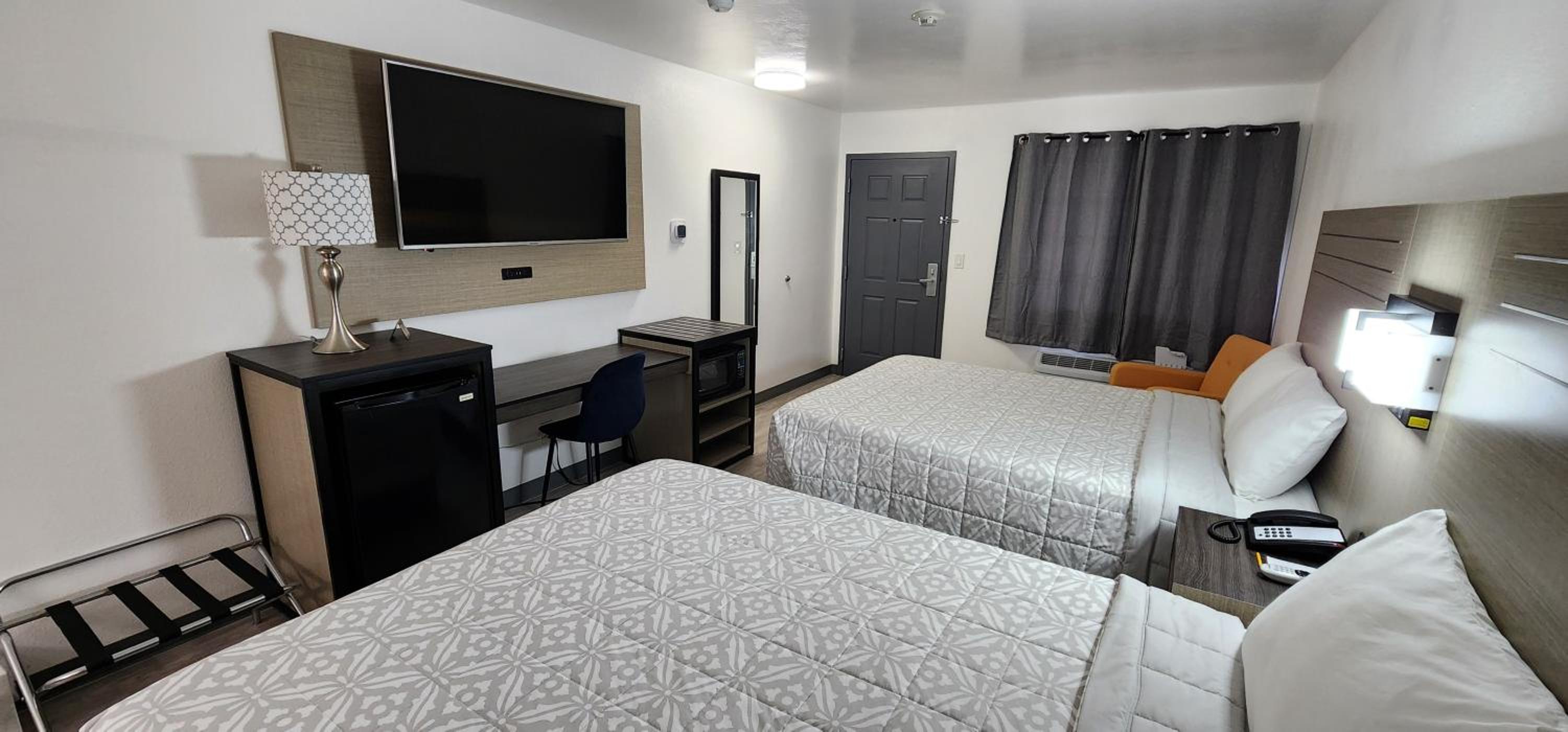 Deluxe Queen Room with Two Queen Beds photo 2