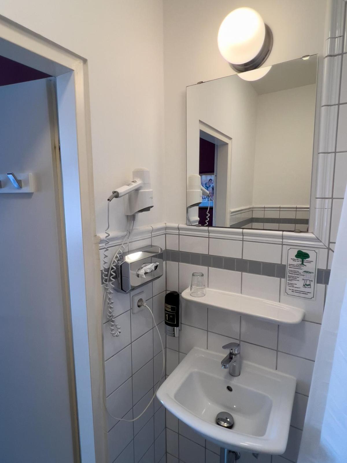 Triple Room thumbnail 5