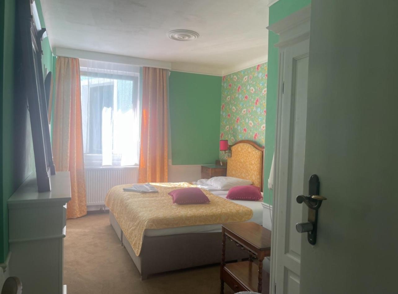 Double Room with Private Bathroom - Photo 6