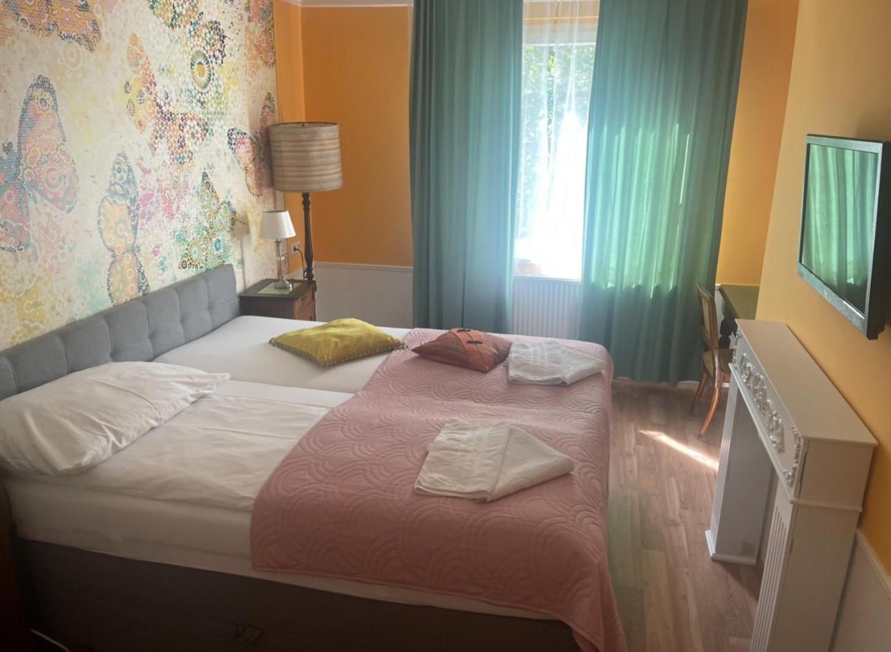 Double Room with Private Bathroom - Photo 12