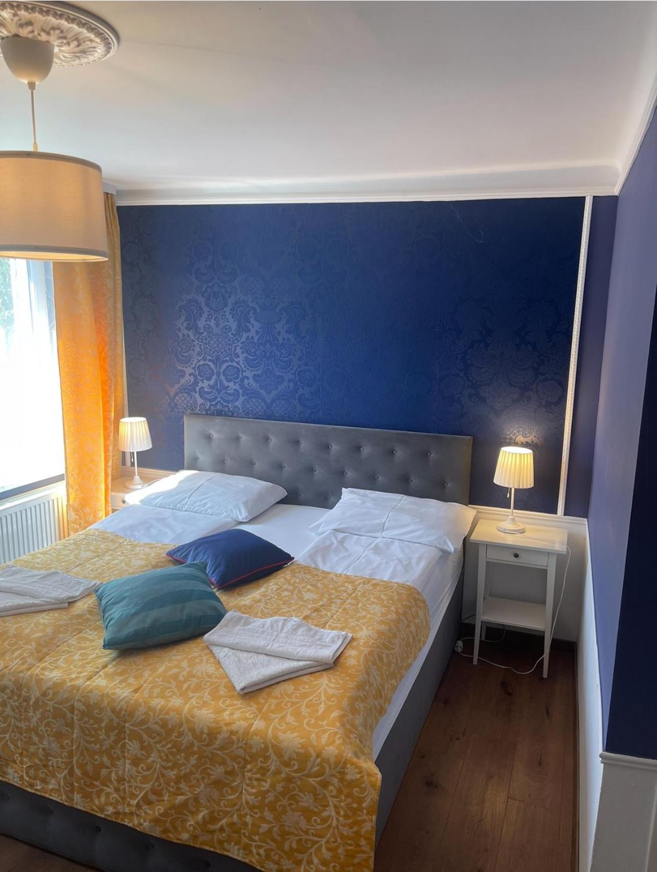 Double Room with Private Bathroom - Photo 16