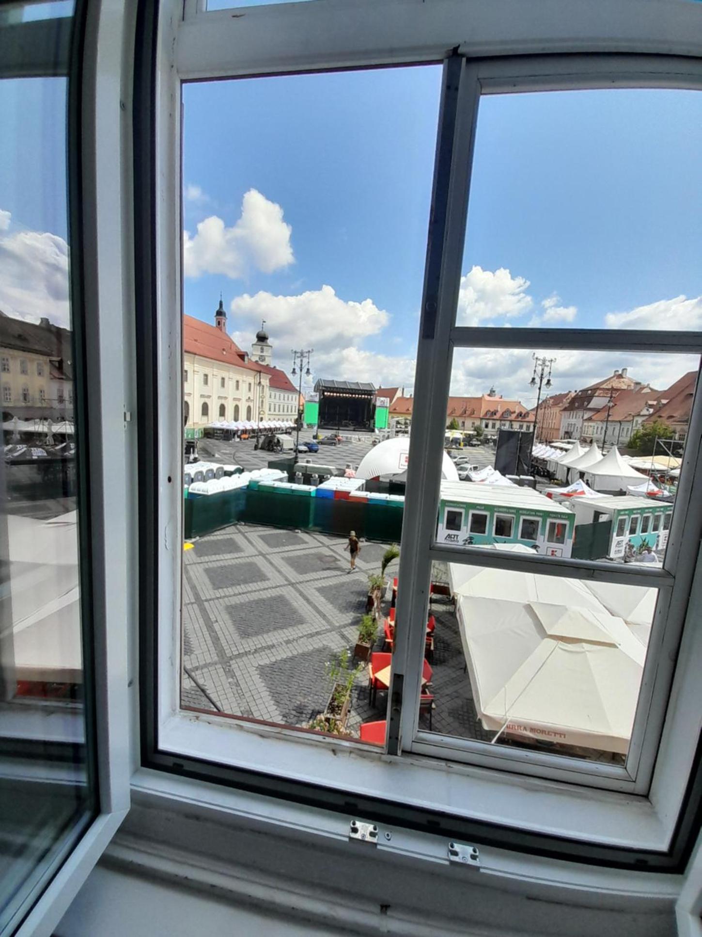 Deluxe Queen Room with view at Big Square - Photo 12
