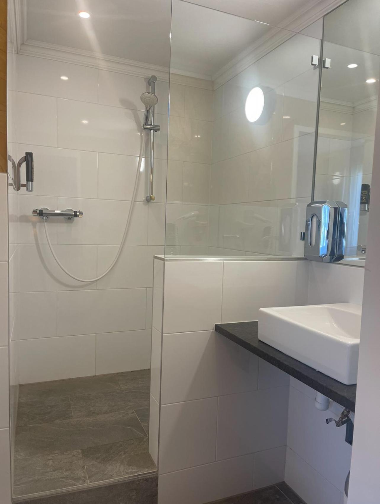 Double Room with Private Bathroom - Photo 13
