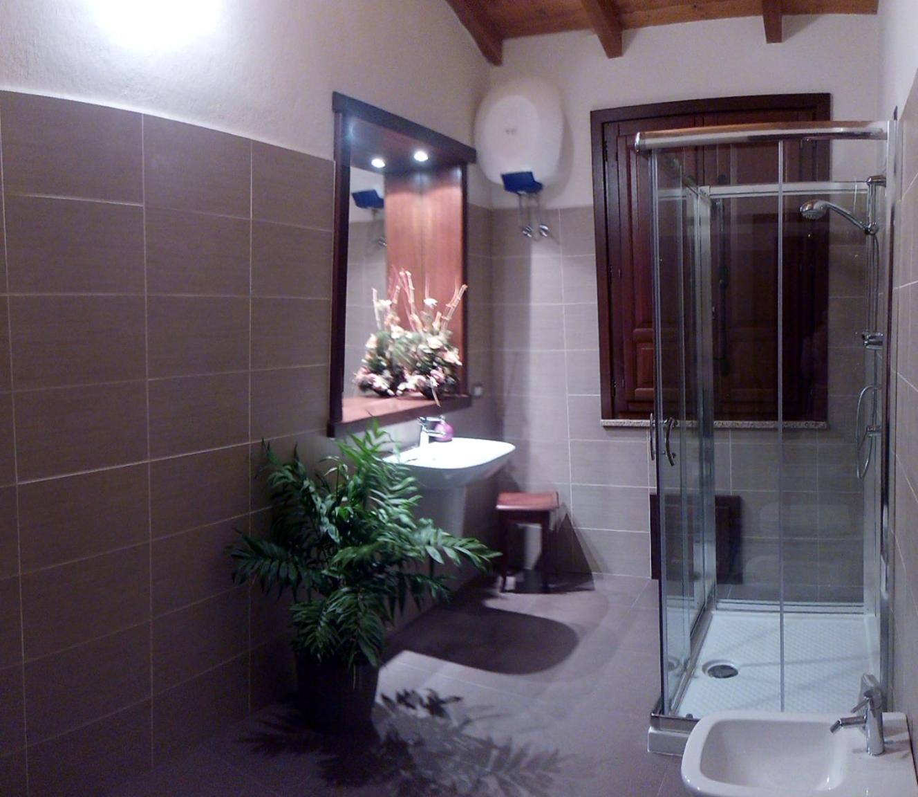 Double or Twin Room with Bathroom - Photo 6
