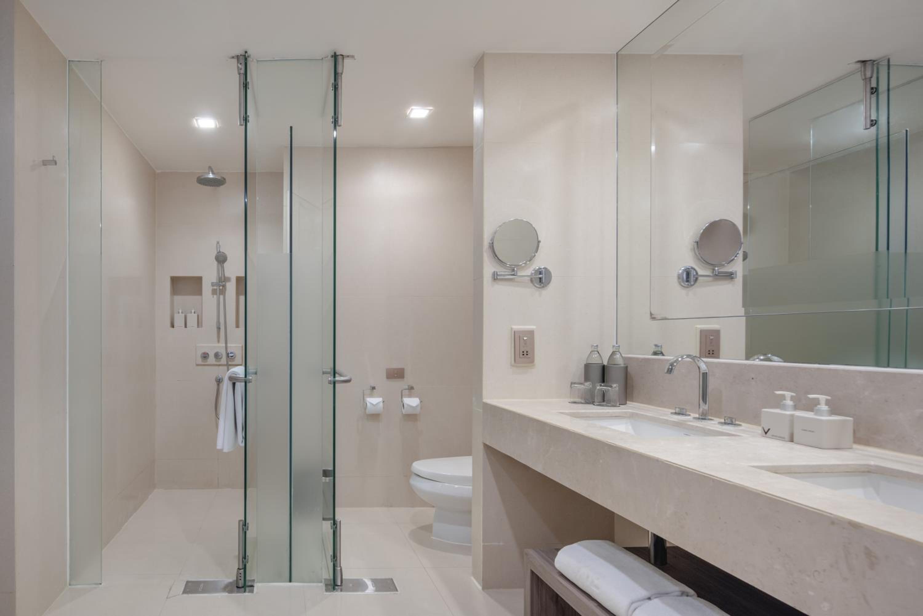 Duplex Two-Bedroom Suite with Piano Club Privilege thumbnail 5