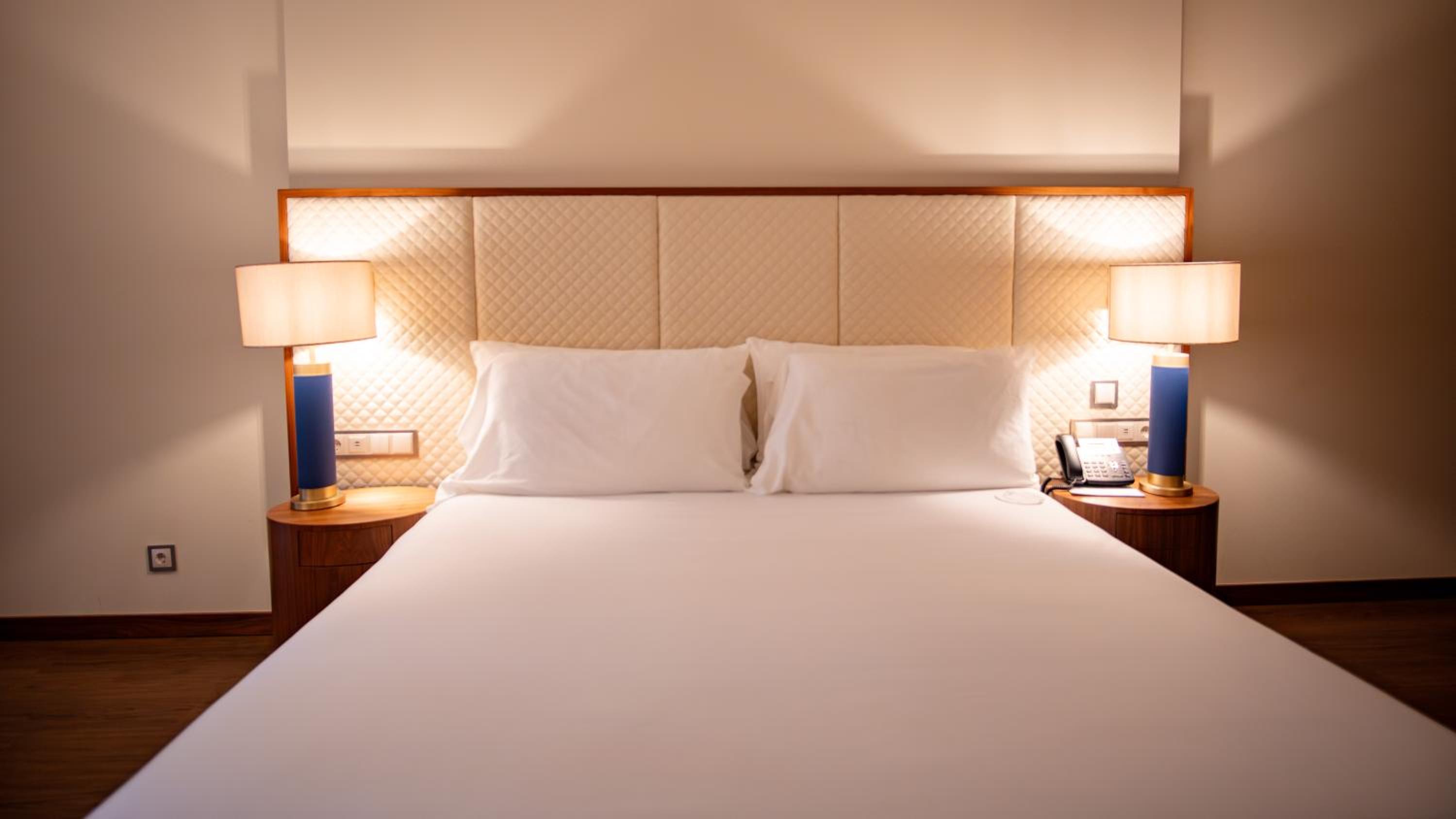 Grand Premium King Room - Photo 7