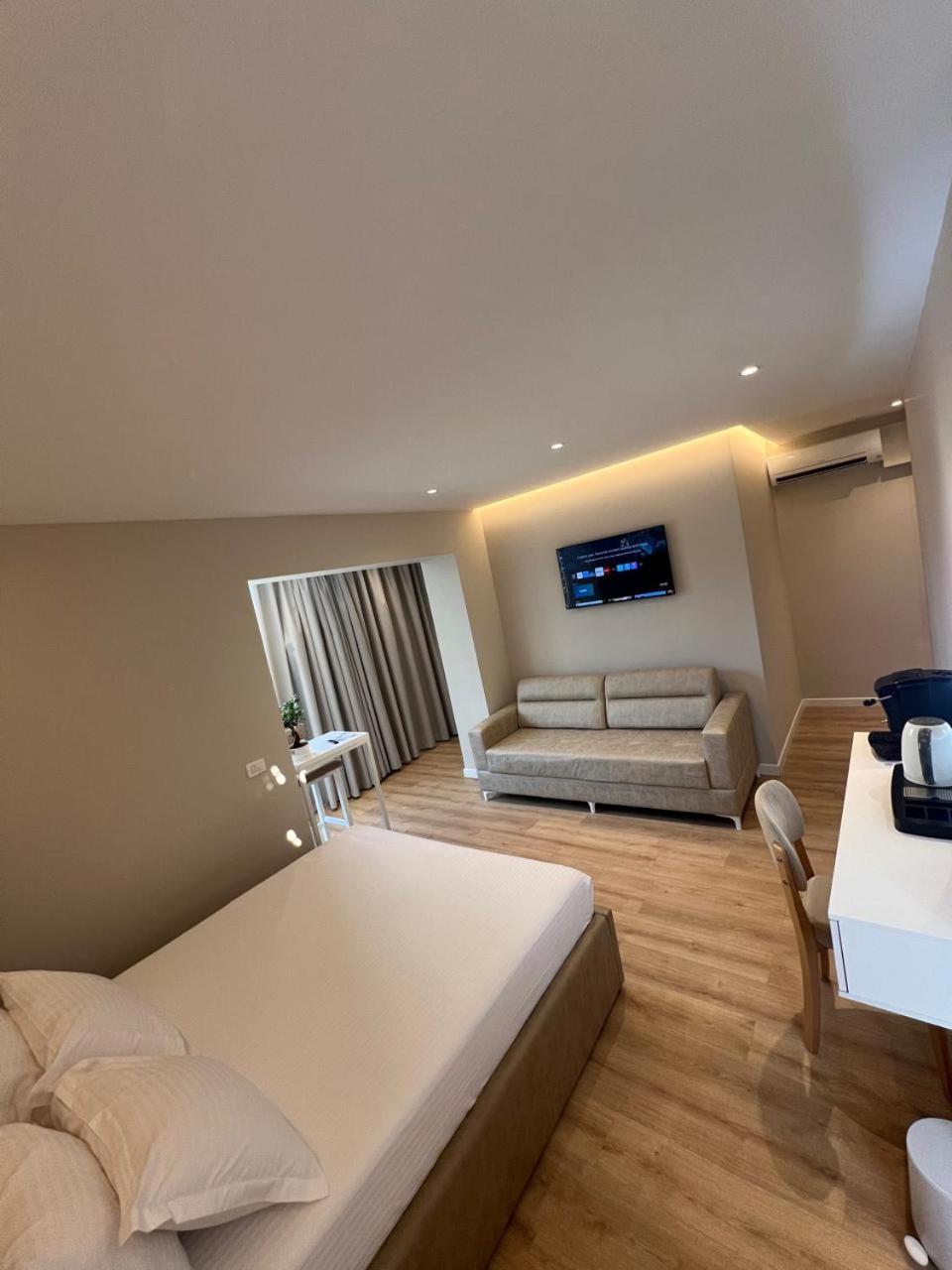 Deluxe Double Room with Balcony photo 2