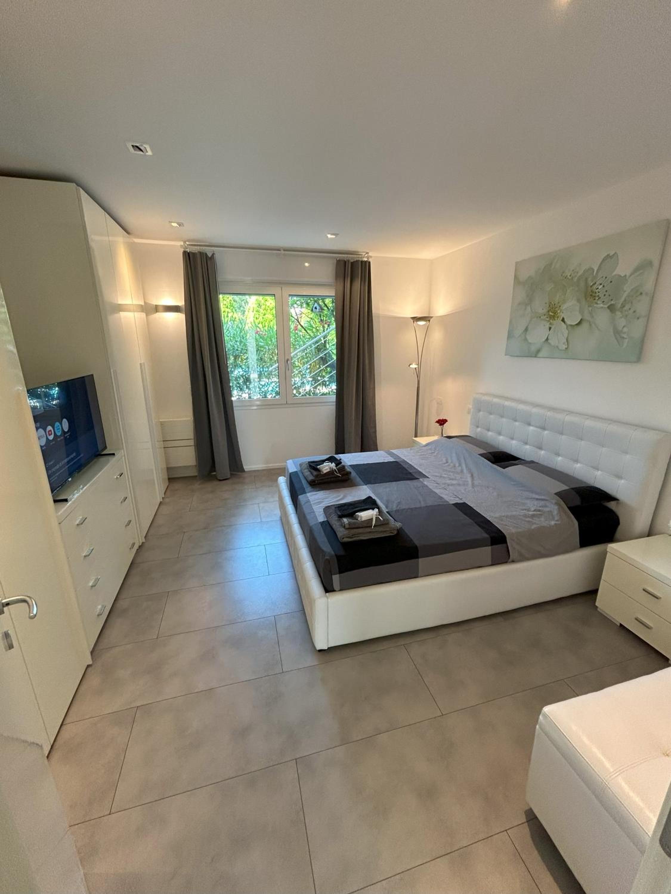 One-Bedroom Apartment photo 1