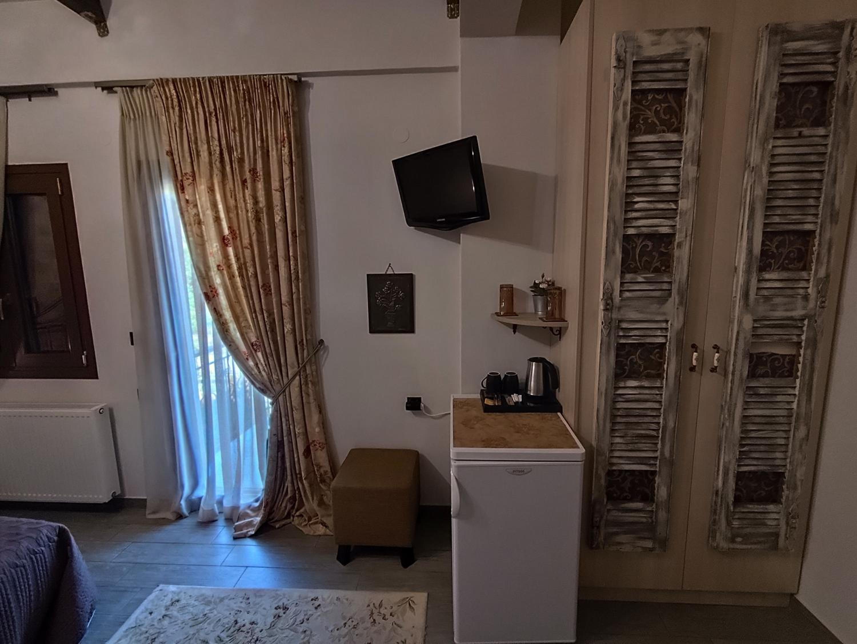 Deluxe Double Room with Balcony - Photo 15