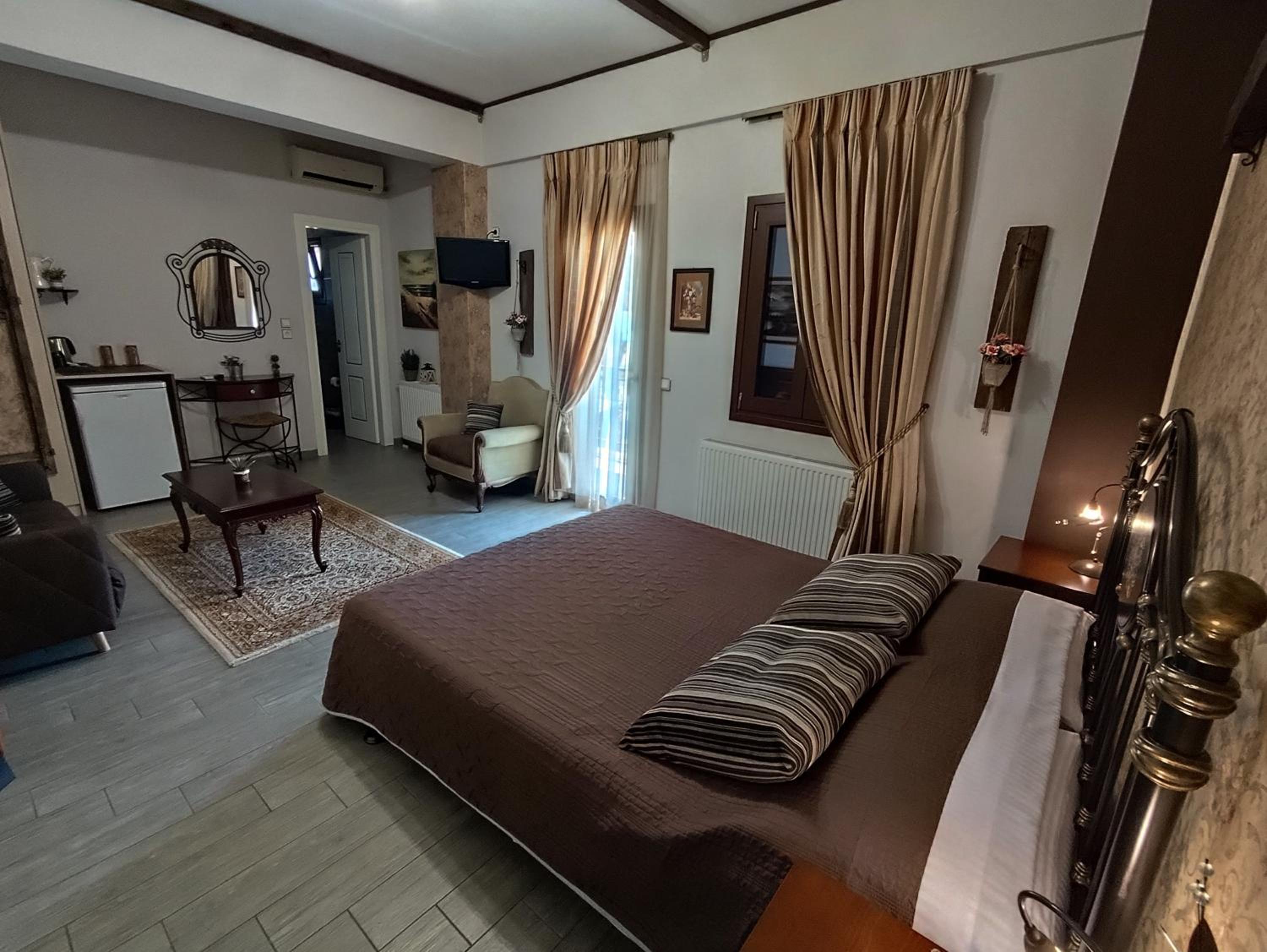 Deluxe Double Room with Balcony - Photo 10