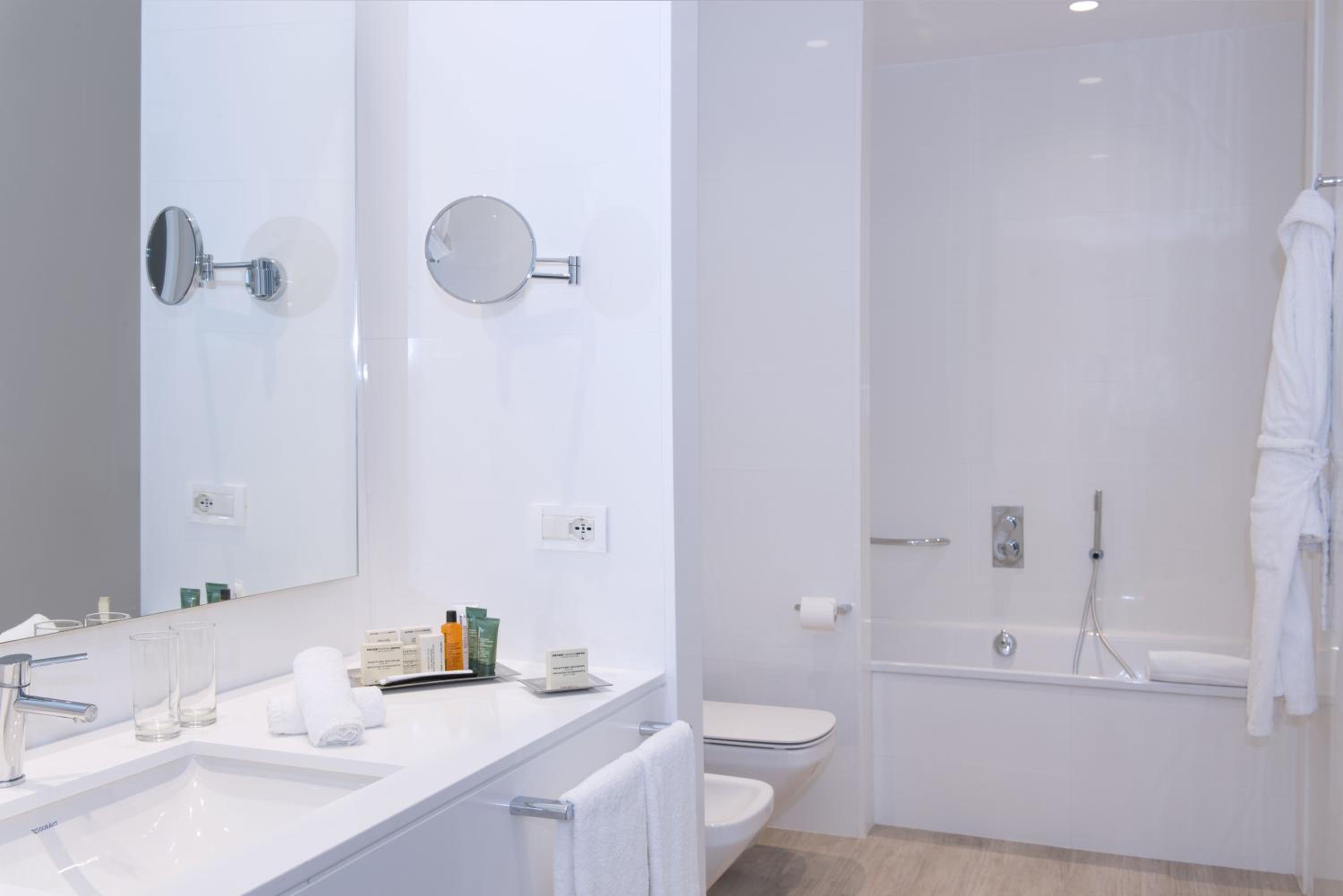 Executive Triple Room with Sea View thumbnail 6