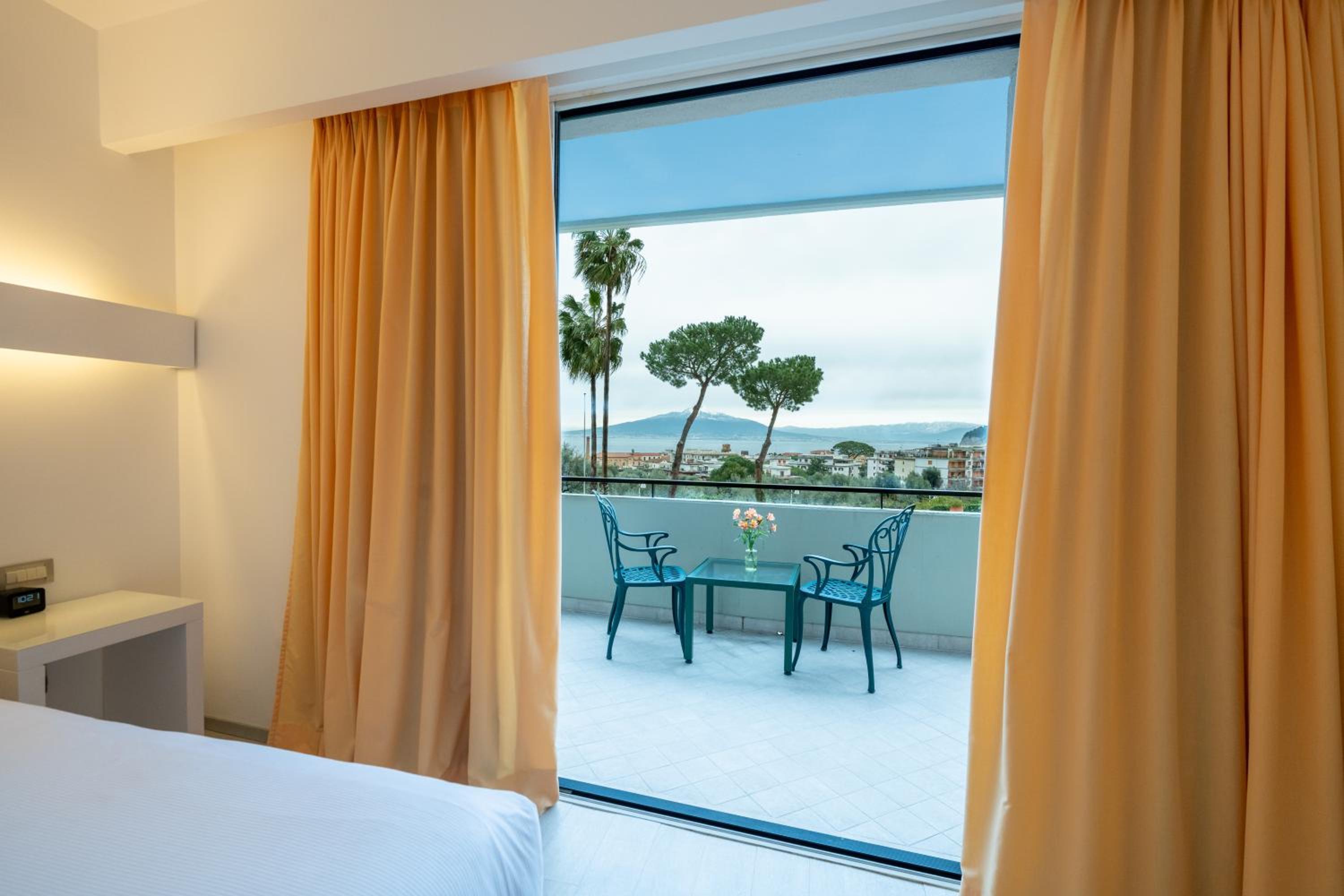 Superior Room with Garden View thumbnail 6