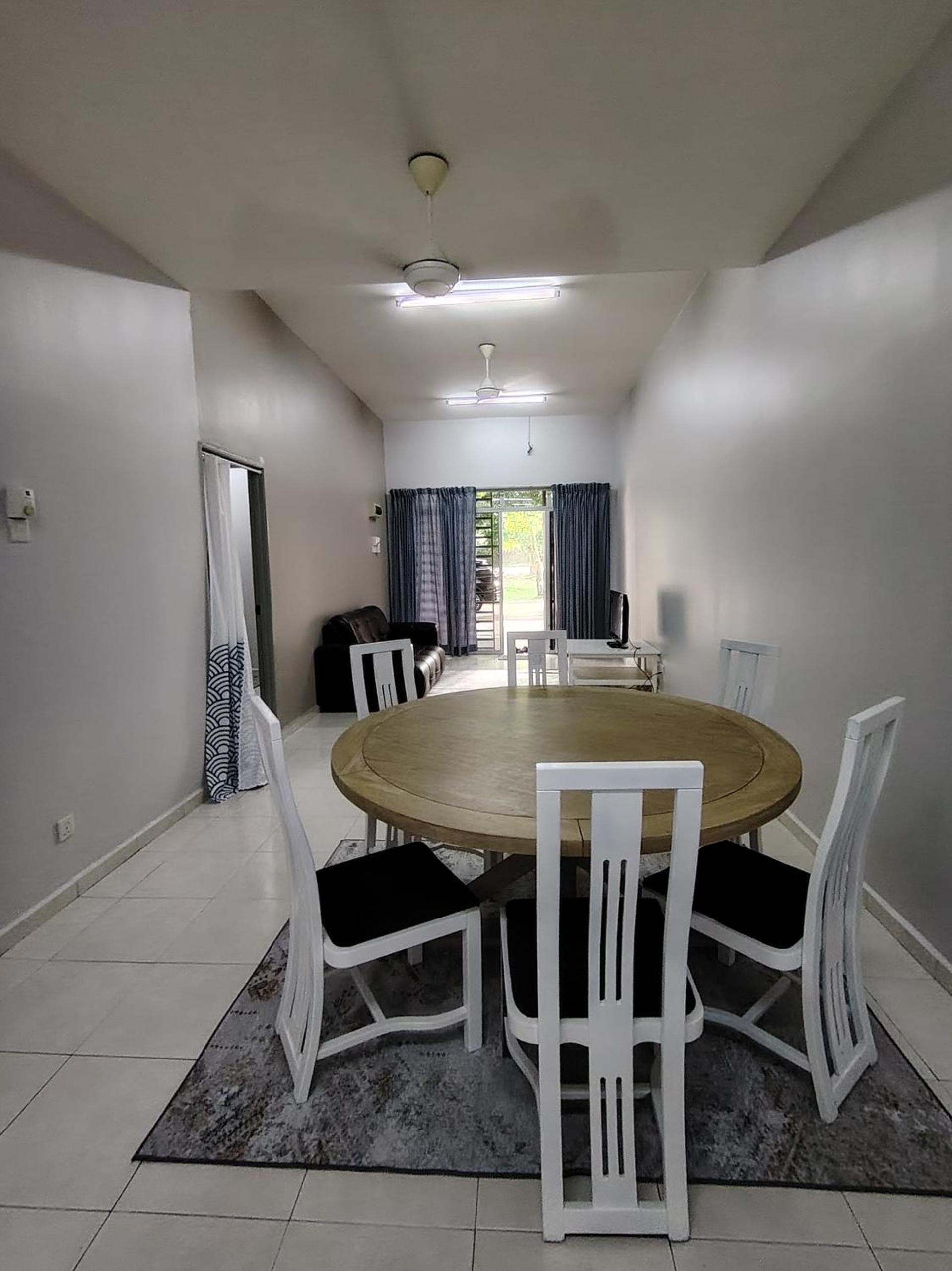 Three-Bedroom House photo 3