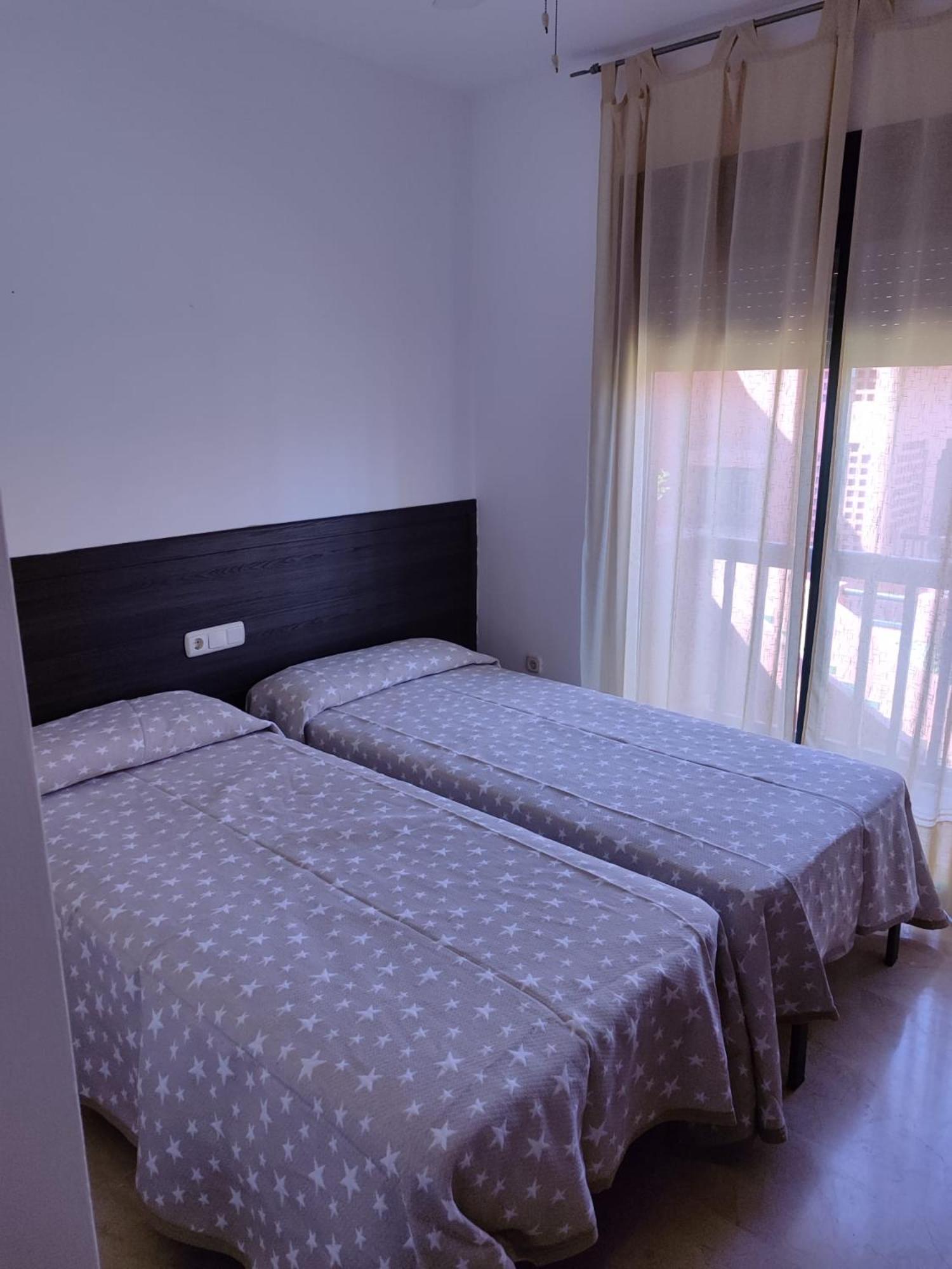 Apartamento de dos habitaciones con balcón y vista al mar