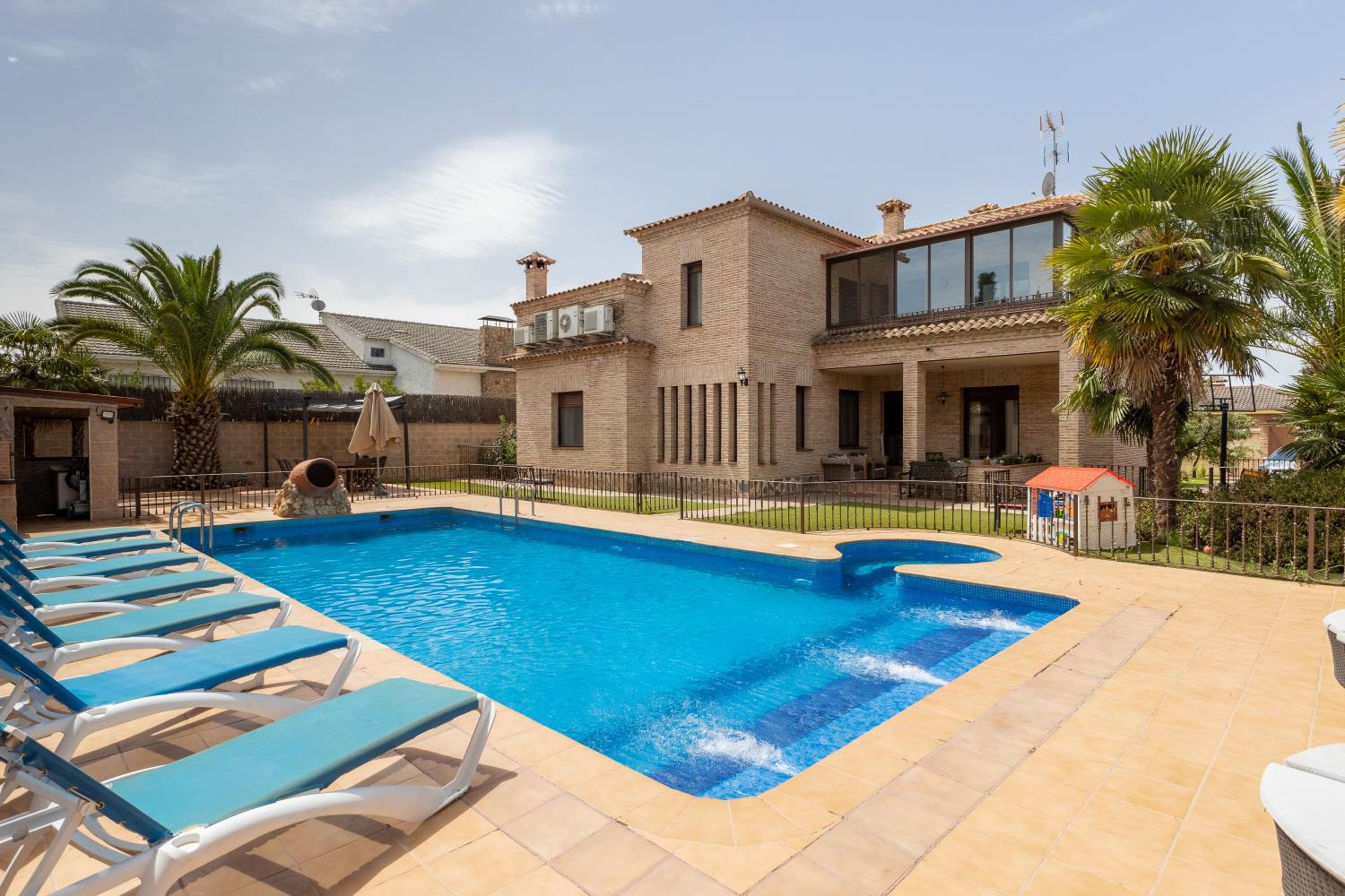 Six-Bedroom House photo 2
