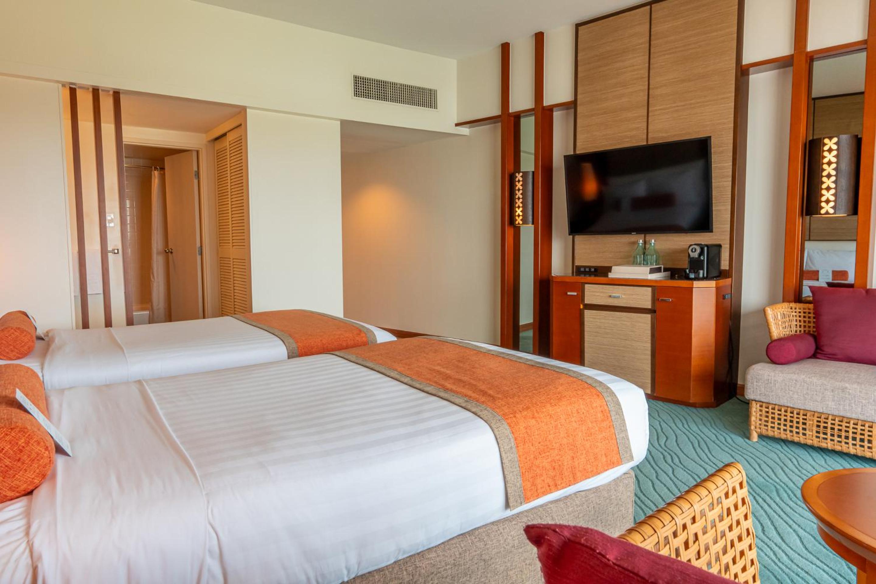 Premier Ocean Front Room with Lounge Access + Extra Bed  - Photo 2